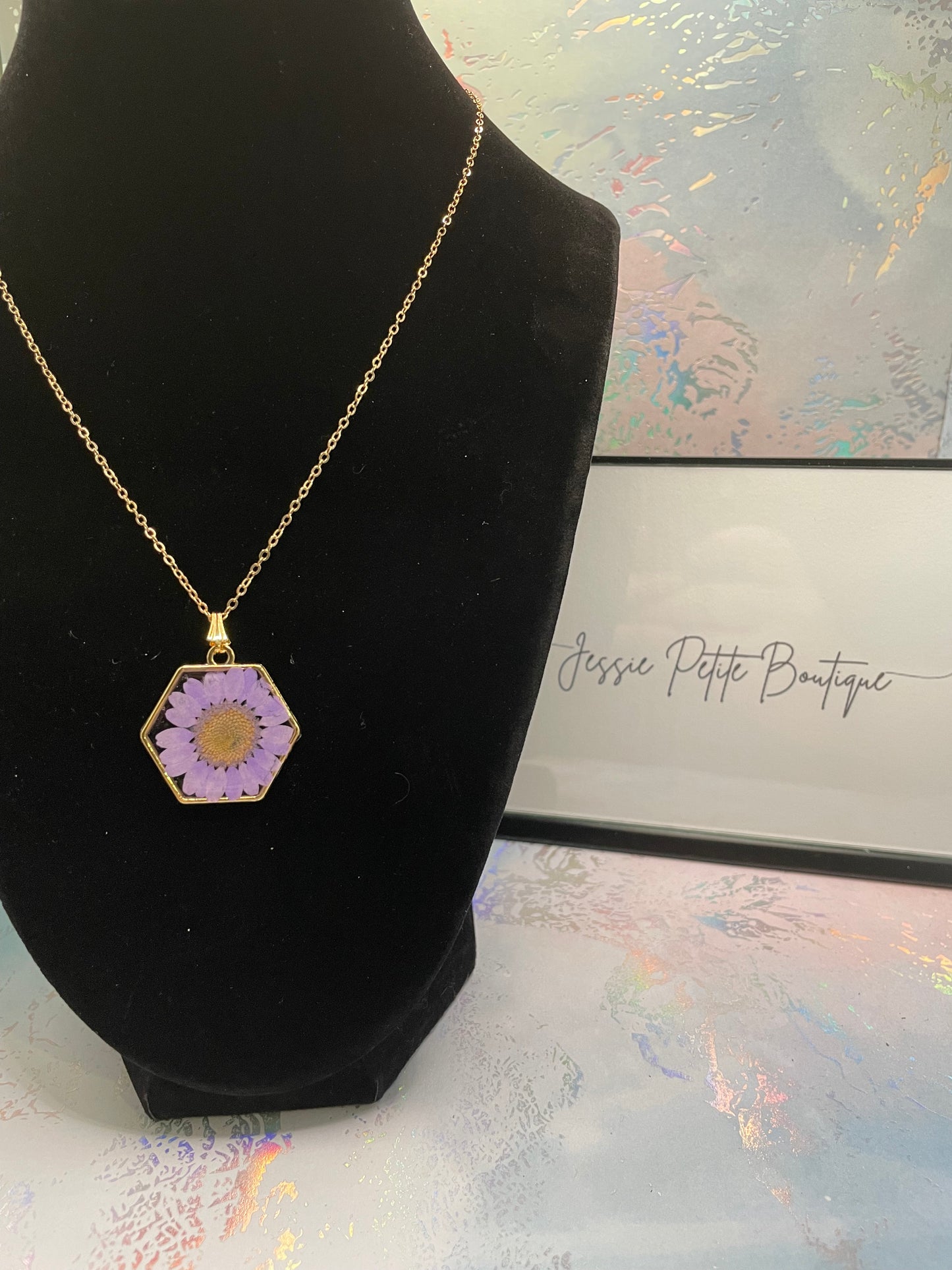 Pendentif marguerite mauve dans hexagone -Sans nickel