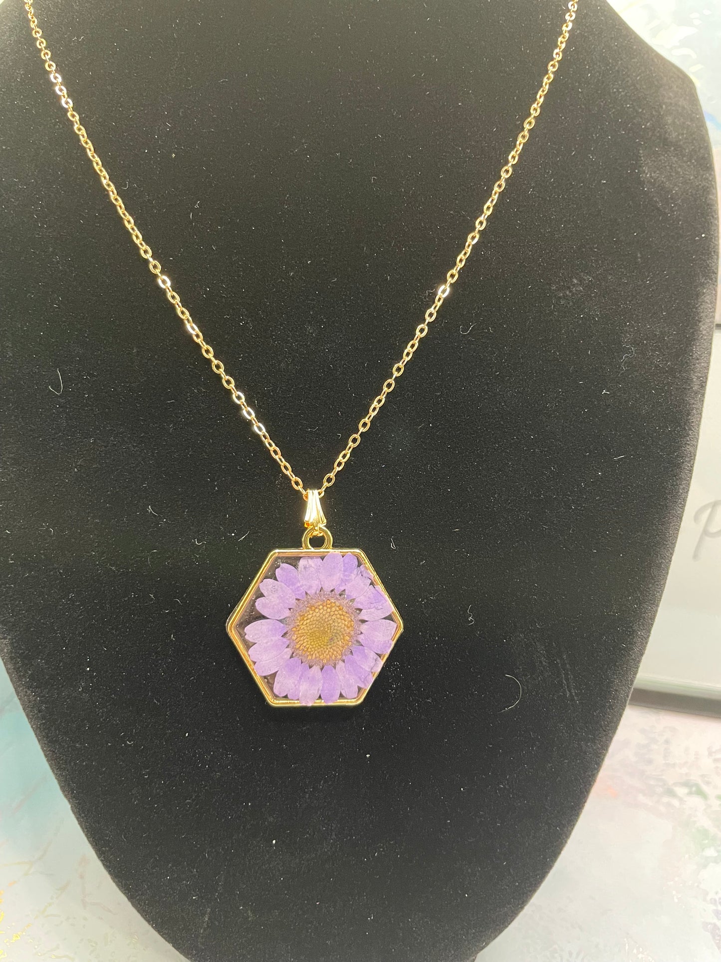 Pendentif marguerite mauve dans hexagone -Sans nickel