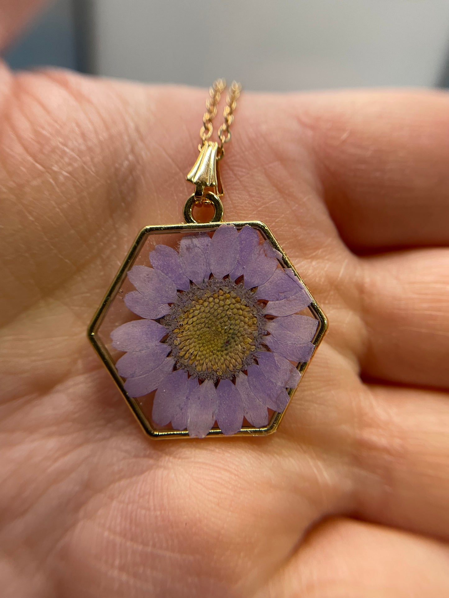Pendentif marguerite mauve dans hexagone -Sans nickel