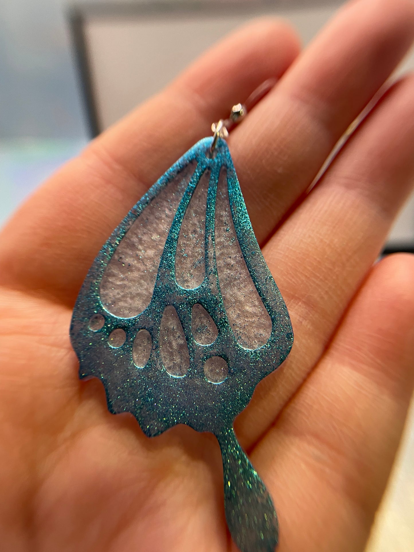 Boucles d'oreilles ailes de papillon bleues – plastique/hypoallergénique