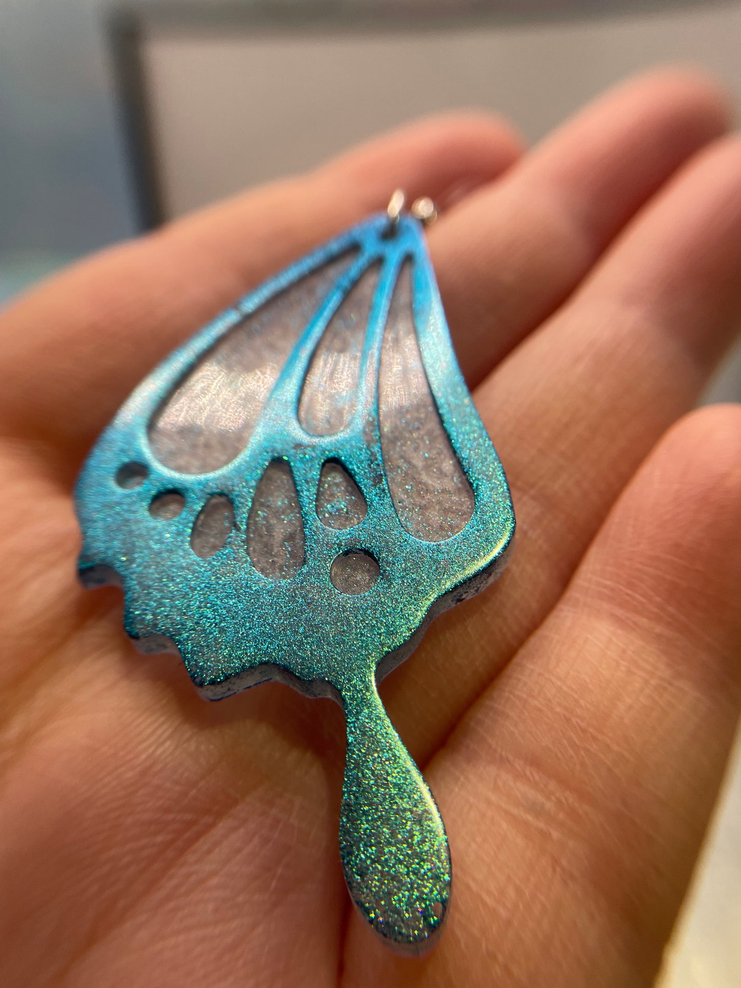 Boucles d'oreilles ailes de papillon bleues – plastique/hypoallergénique