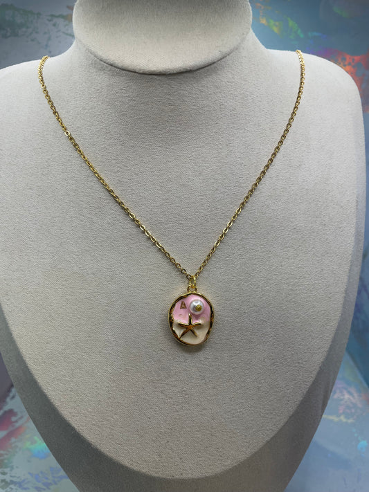 Collier charme côtier doré – Pendentif ovale rose avec perle et étoile de mer