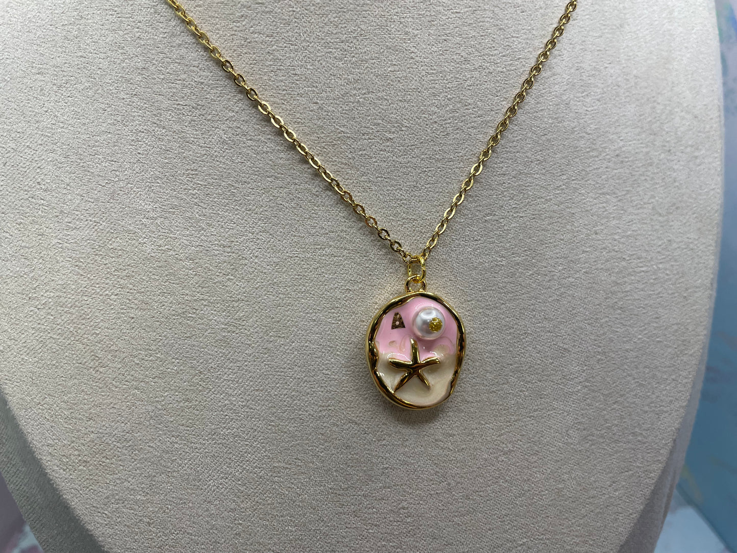 Collier charme côtier doré – Pendentif ovale rose avec perle et étoile de mer