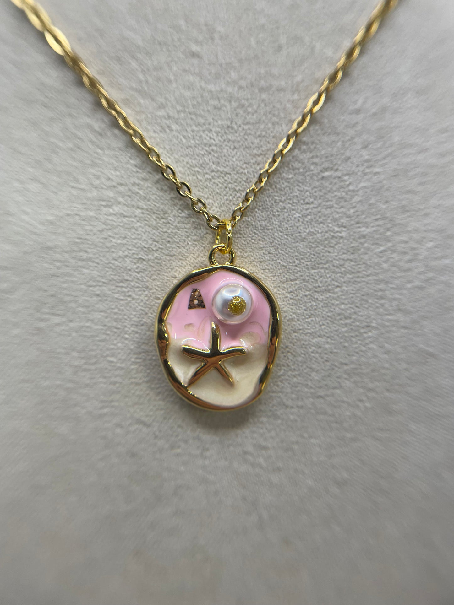 Collier charme côtier doré – Pendentif ovale rose avec perle et étoile de mer