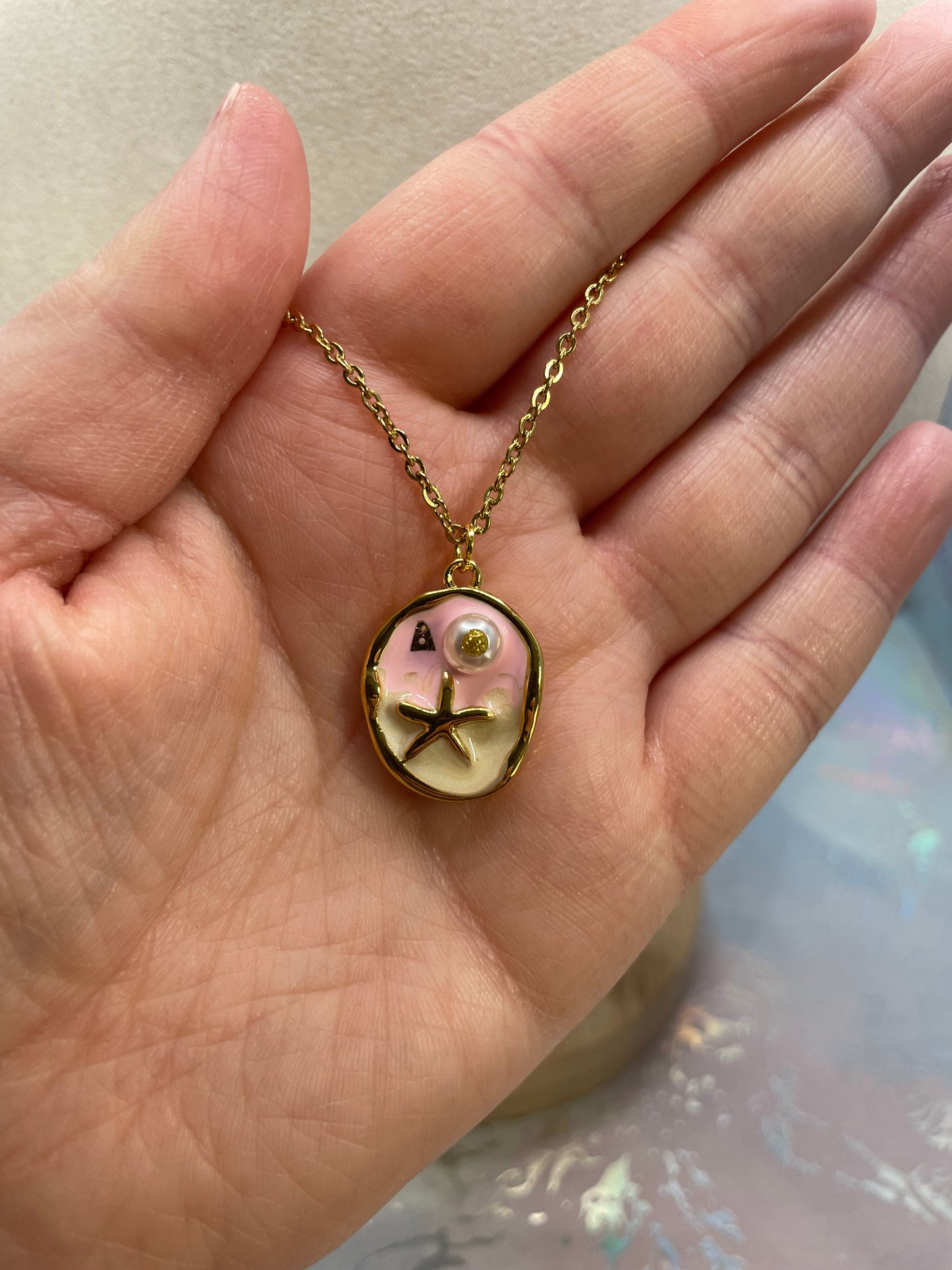 Collier charme côtier doré – Pendentif ovale rose avec perle et étoile de mer
