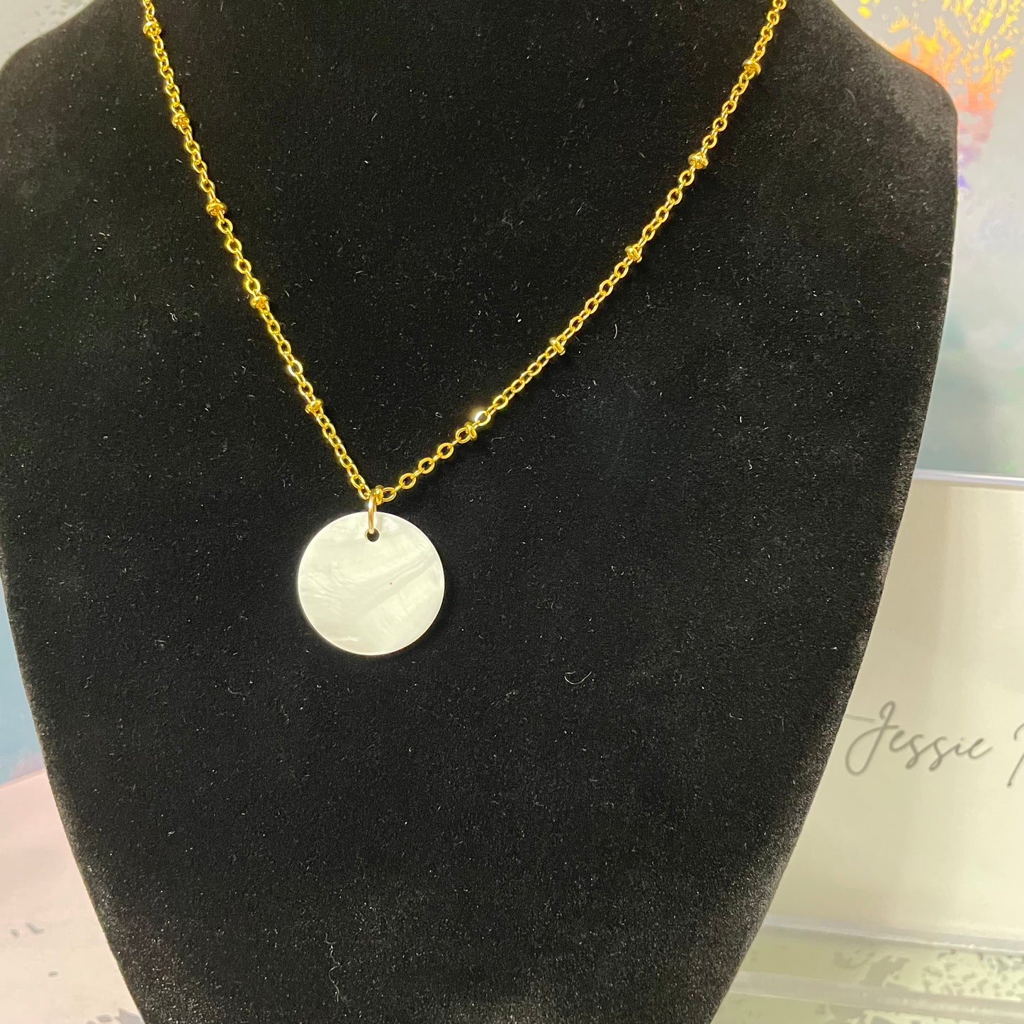 Collier coquillage de 2cm - 23'' chaine dorée