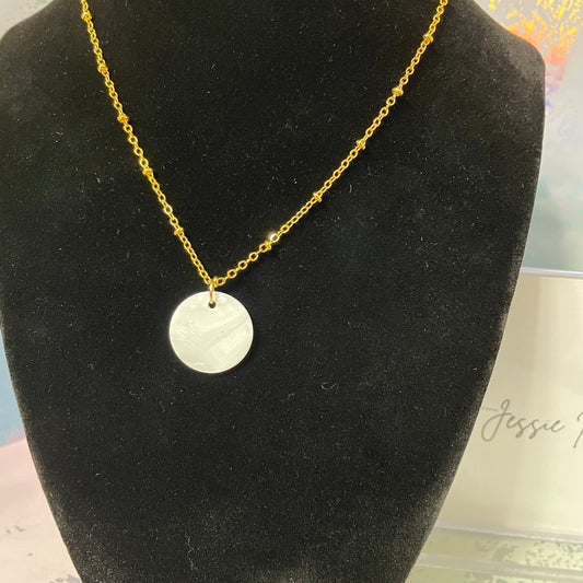 Collier coquillage de 2cm - 23'' chaine dorée