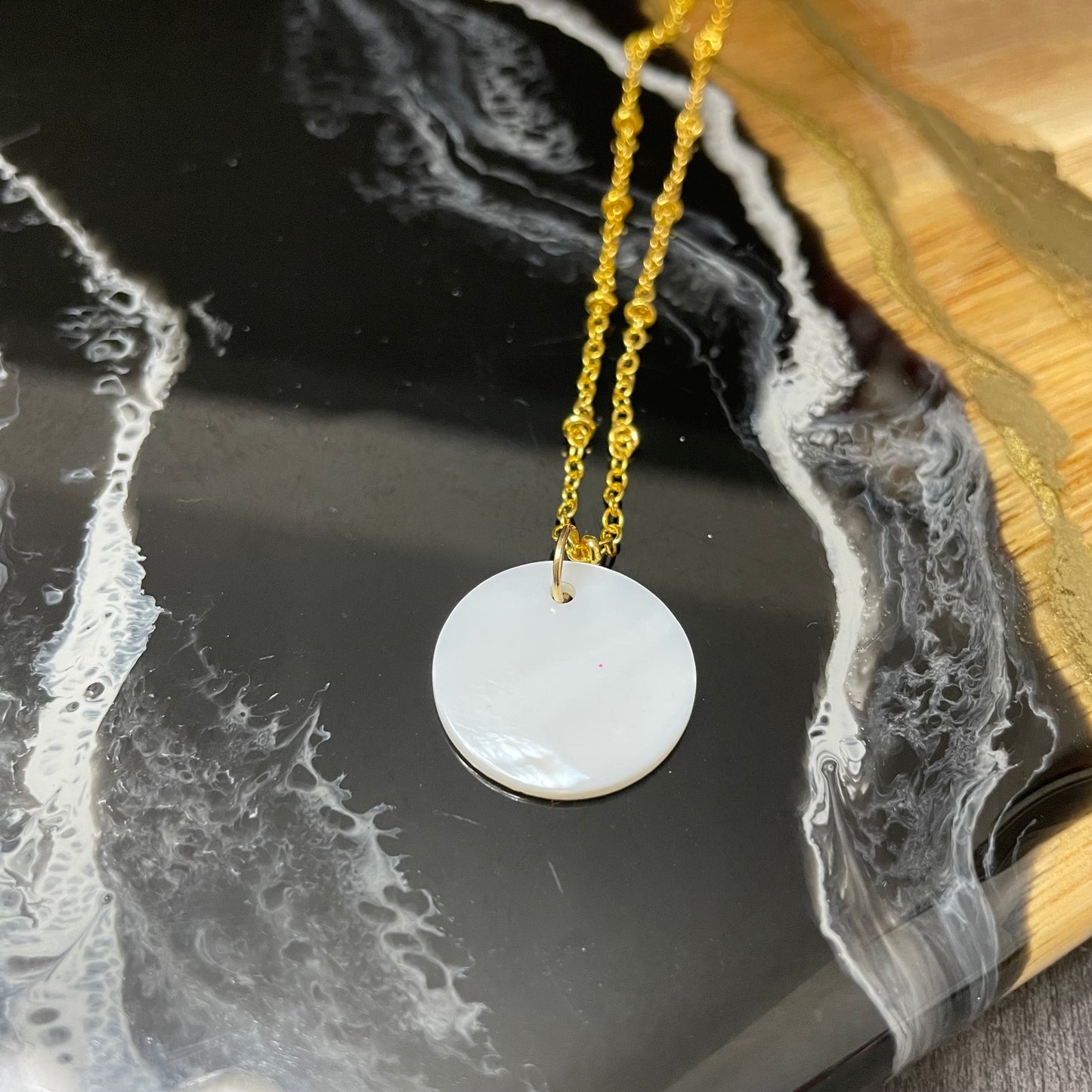 Collier coquillage de 2cm - 23'' chaine dorée