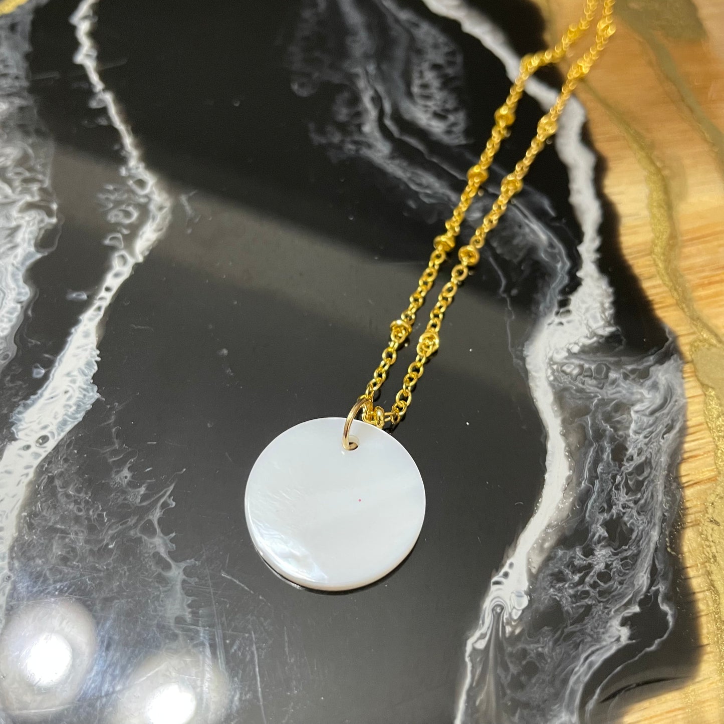 Collier coquillage de 2cm - 23'' chaine dorée