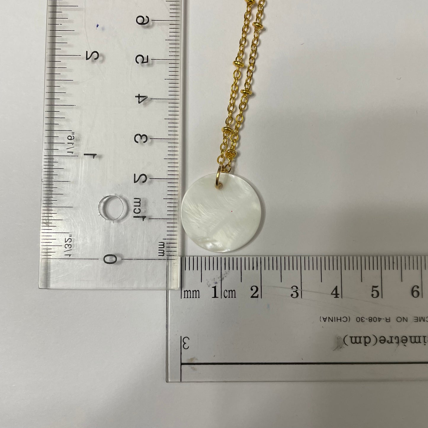 Collier coquillage de 2cm - 23'' chaine dorée