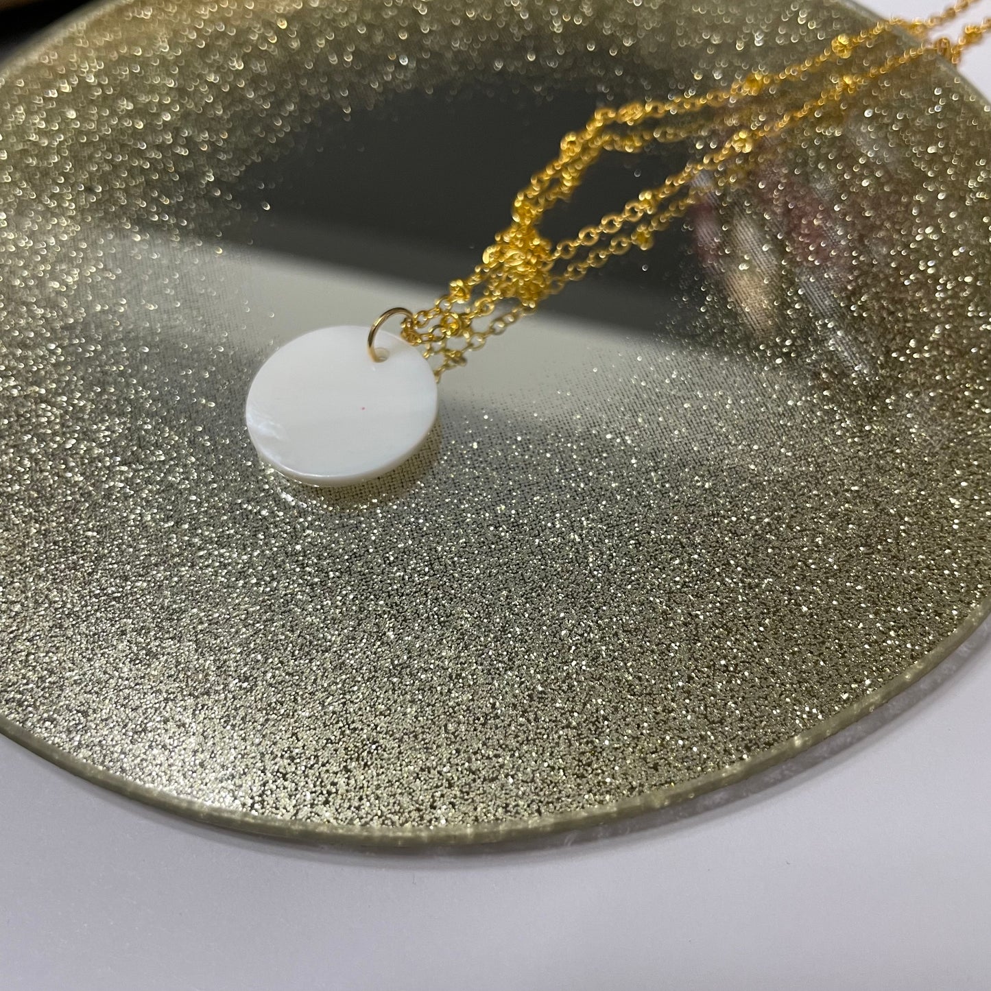 Collier coquillage de 2cm - 23'' chaine dorée