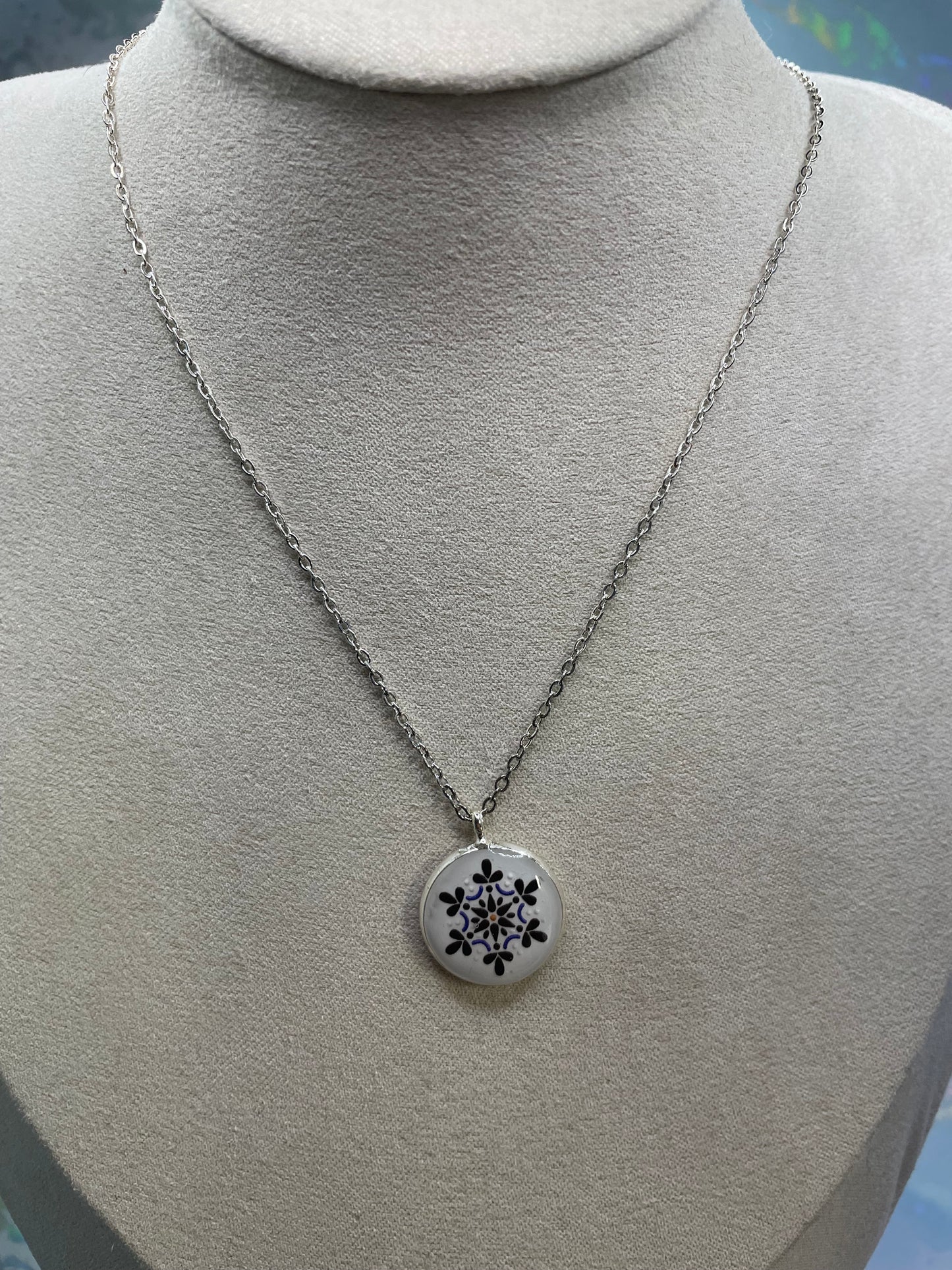 Collier rond à bezel mandala blanc – Pendentif motif floral délicat