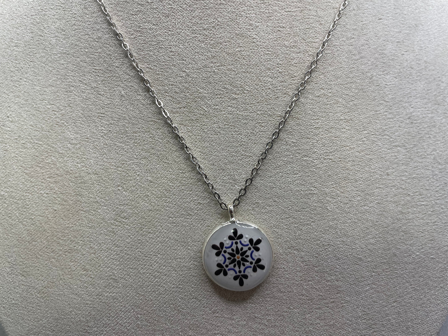 Collier rond à bezel mandala blanc – Pendentif motif floral délicat