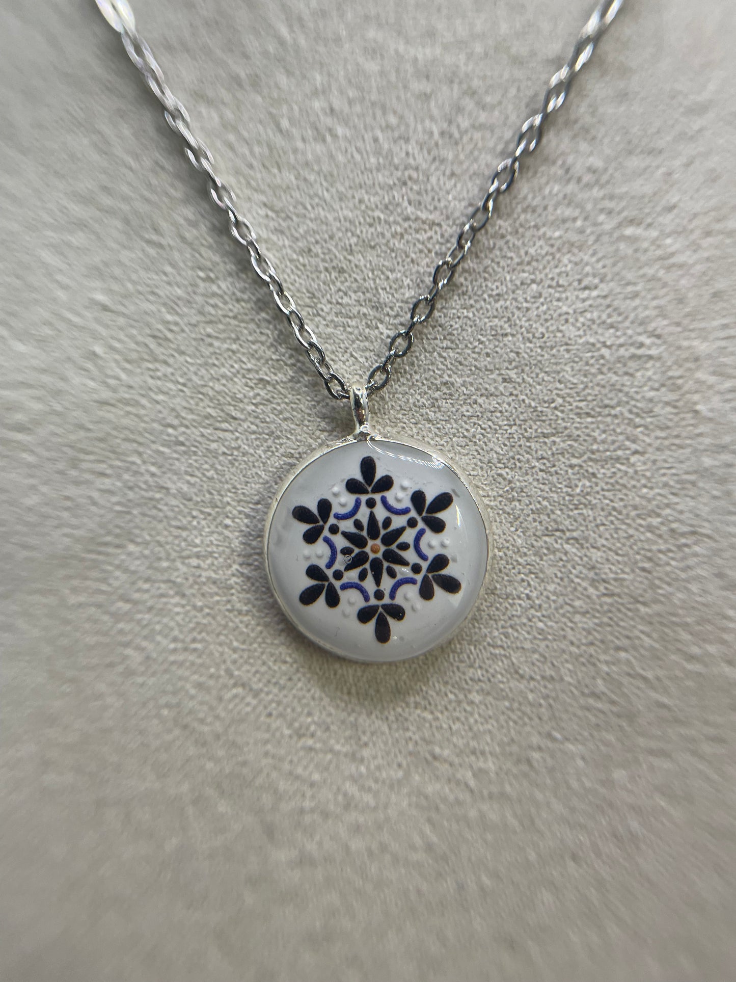 Collier rond à bezel mandala blanc – Pendentif motif floral délicat