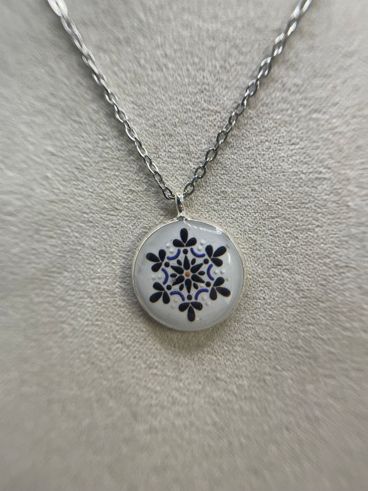 Collier rond à bezel mandala blanc – Pendentif motif floral délicat