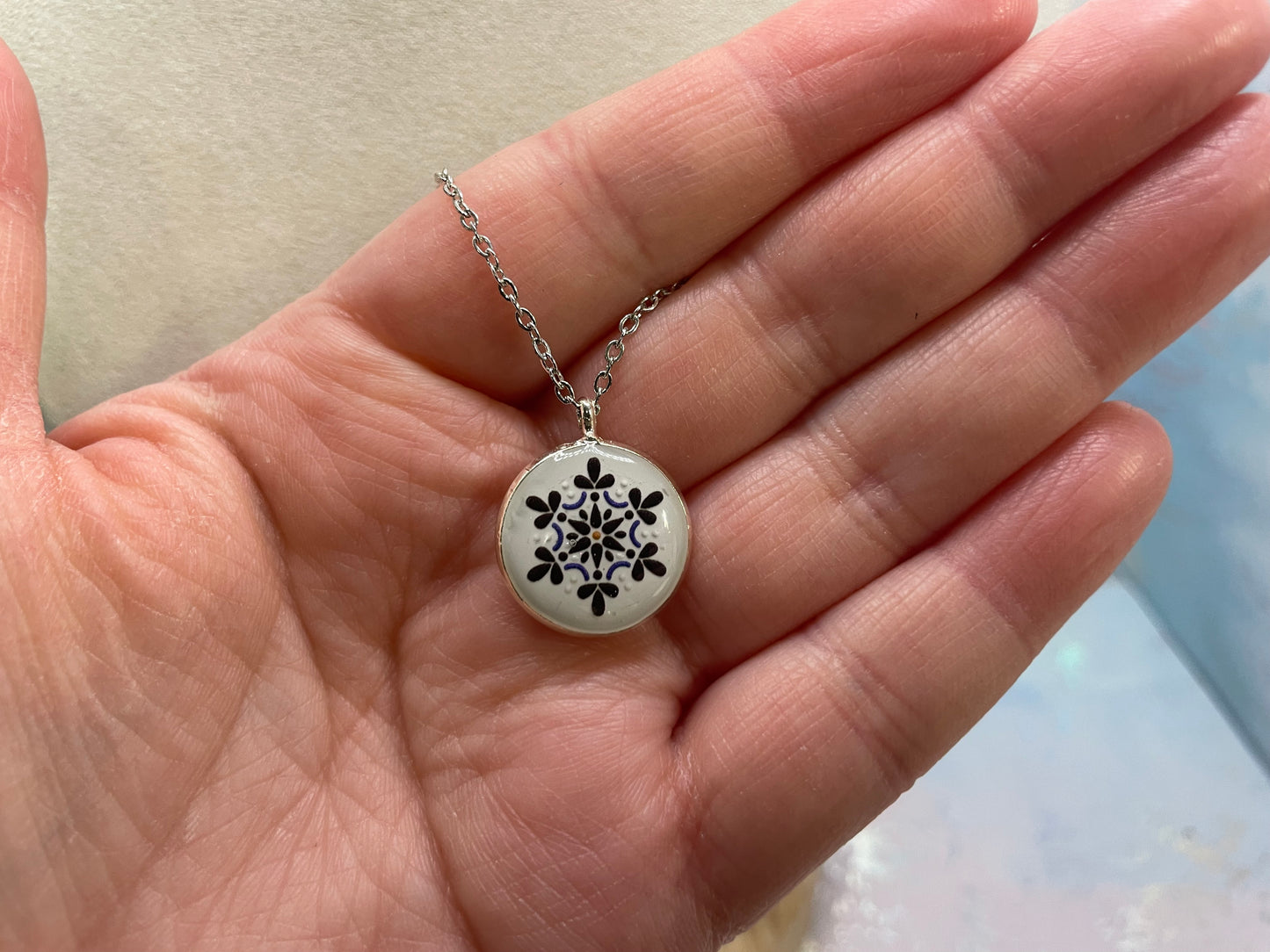 Collier rond à bezel mandala blanc – Pendentif motif floral délicat