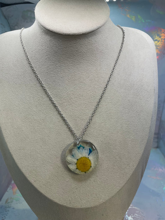 White Daisy Resin Necklace – Round Clear Pendant with Blue Accents