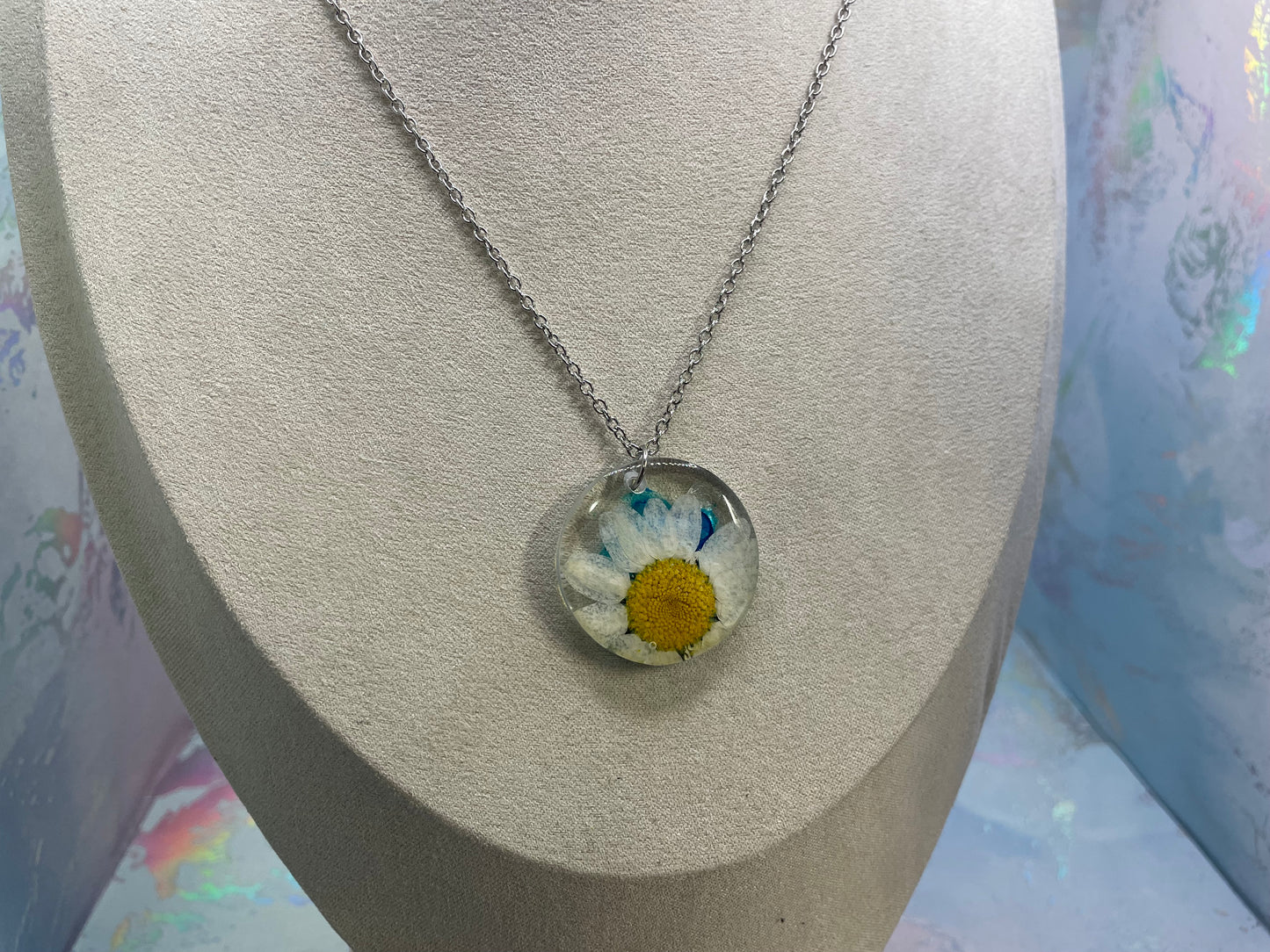 White Daisy Resin Necklace – Round Clear Pendant with Blue Accents