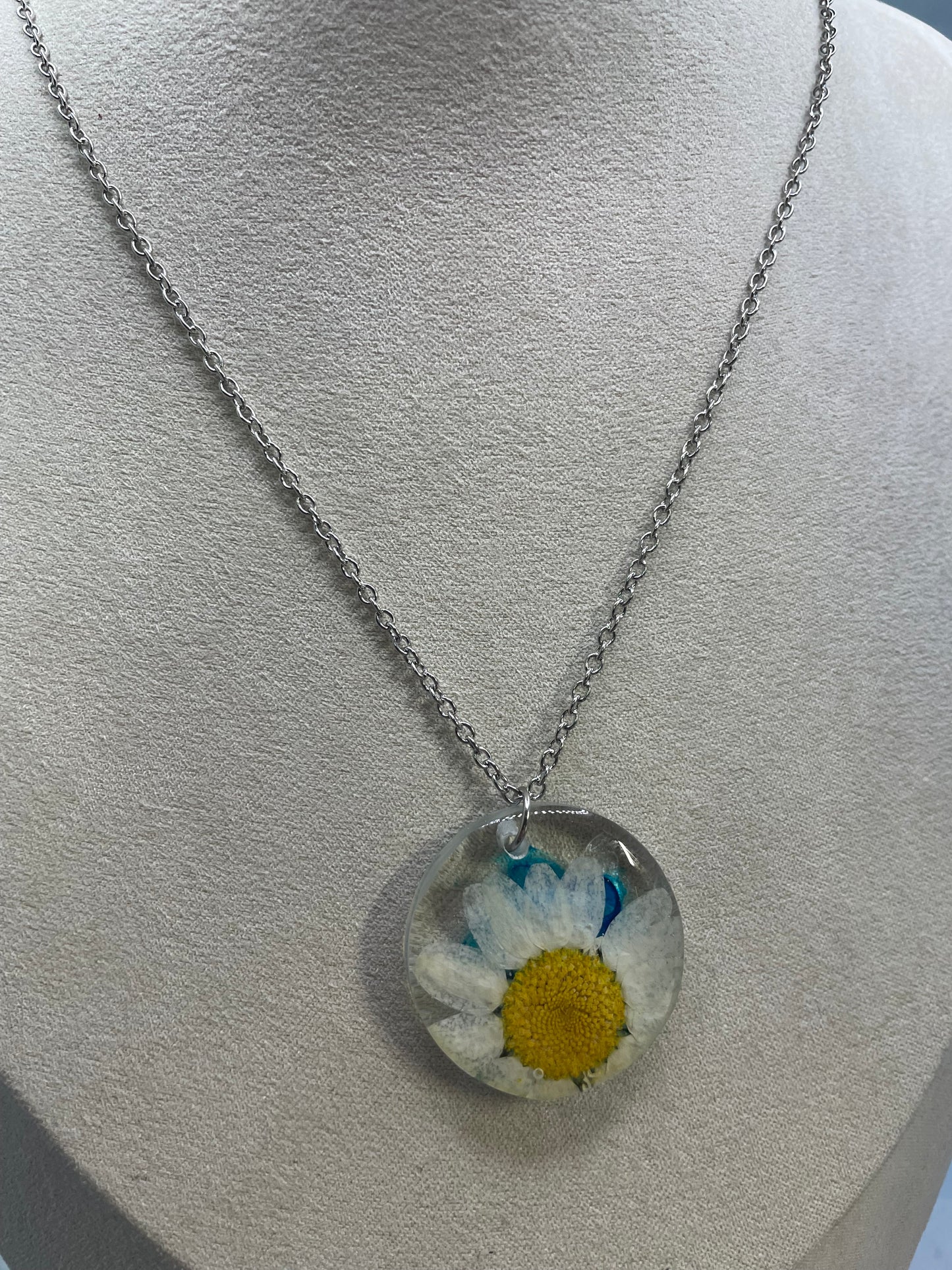 White Daisy Resin Necklace – Round Clear Pendant with Blue Accents