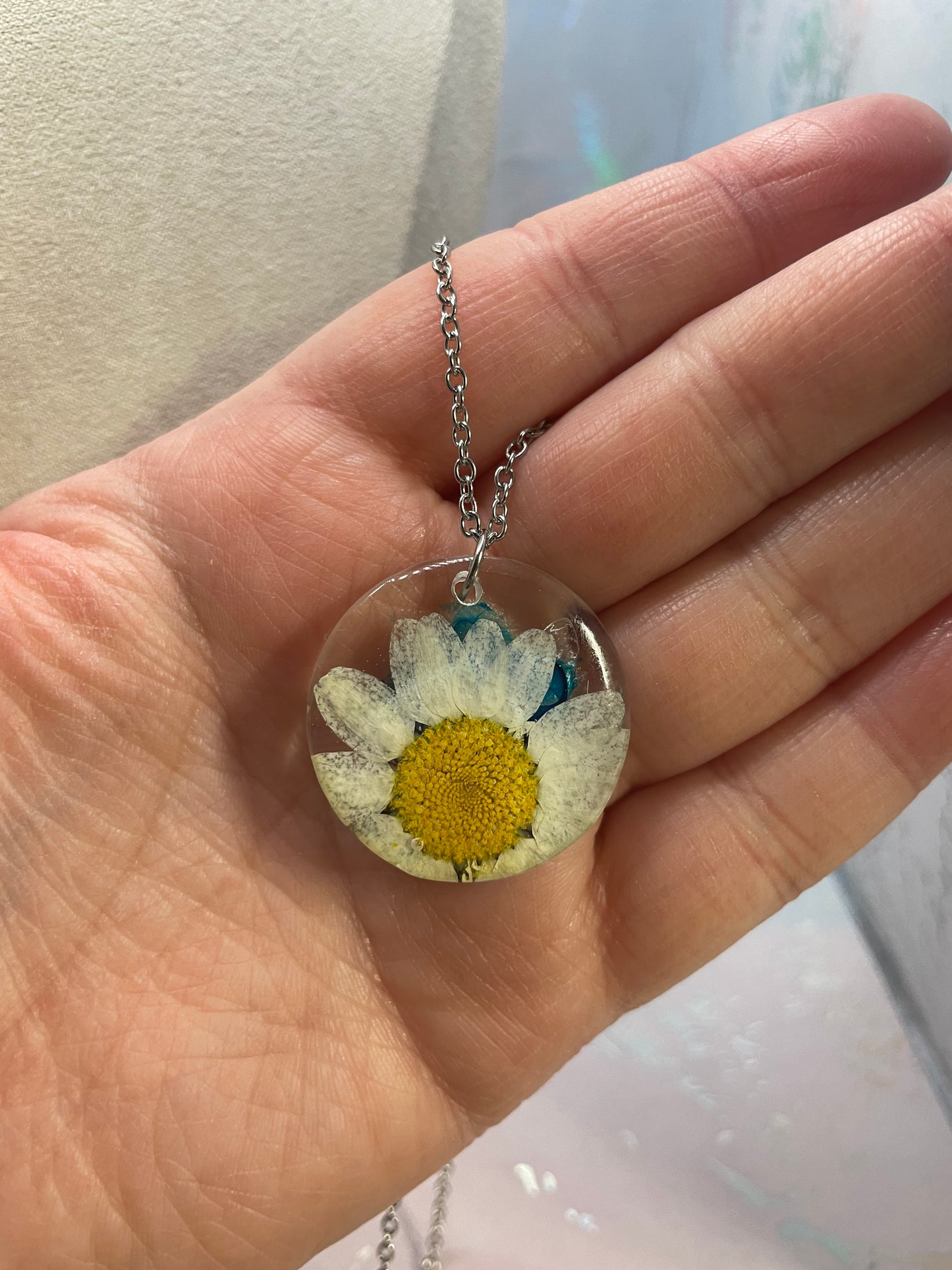 White Daisy Resin Necklace – Round Clear Pendant with Blue Accents