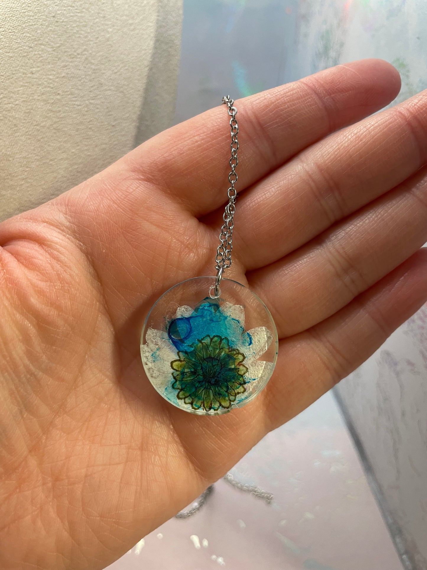 White Daisy Resin Necklace – Round Clear Pendant with Blue Accents