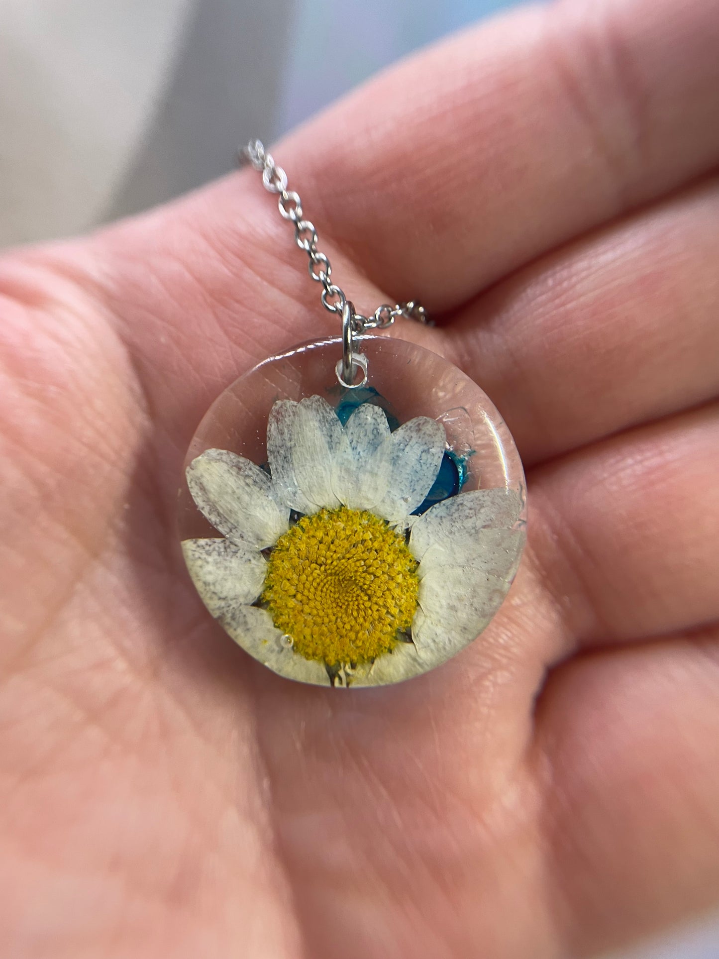 White Daisy Resin Necklace – Round Clear Pendant with Blue Accents