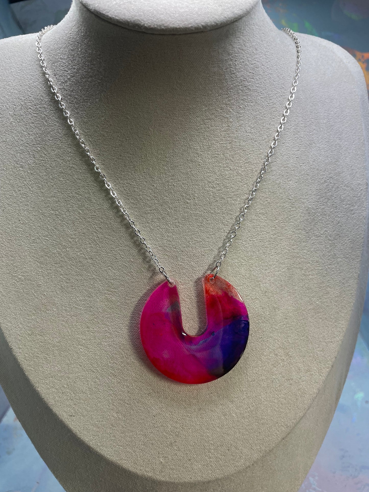 Collier Résine Croissant Abstrait – Pendentif coloré rose, mauve et bleu