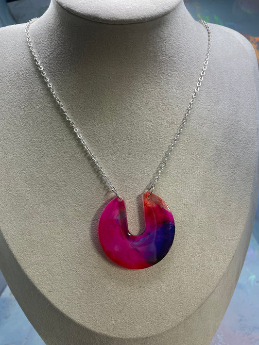 Collier Résine Croissant Abstrait – Pendentif coloré rose, mauve et bleu