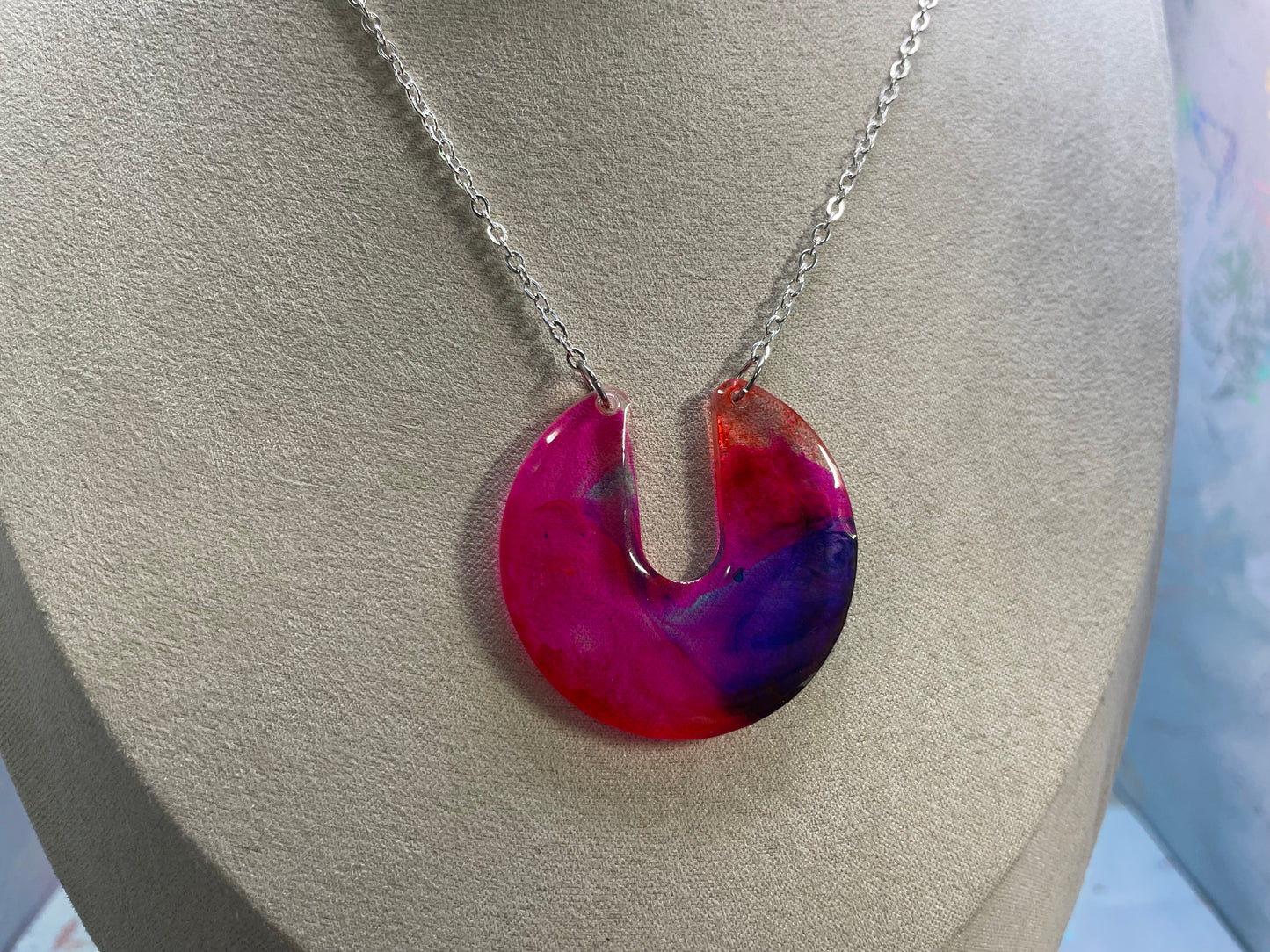 Collier Résine Croissant Abstrait – Pendentif coloré rose, mauve et bleu