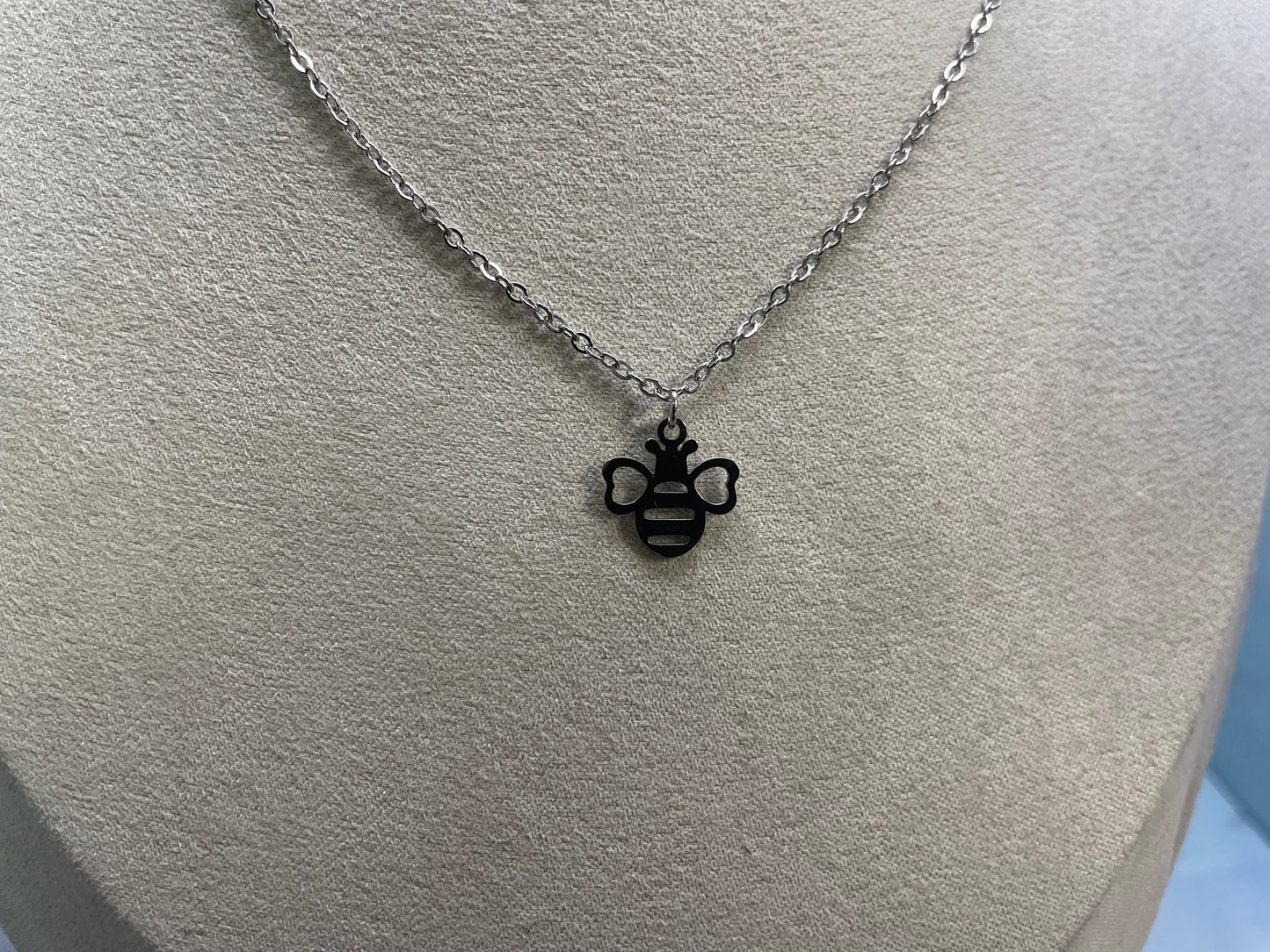 Collier Abeille Minimaliste Argenté – Collier pendentif abeille en acier inoxydable