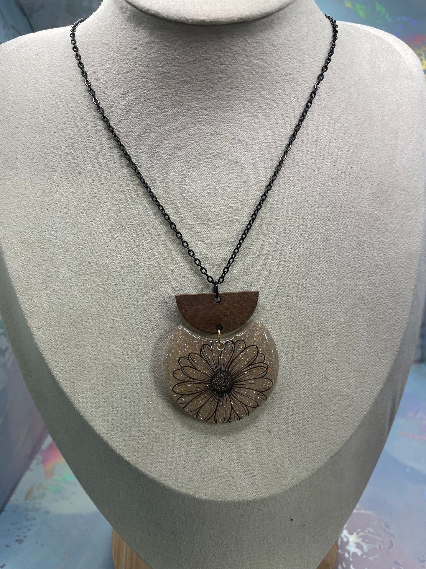 Collier floral brillant en résine et bois – Collier marguerite noire original