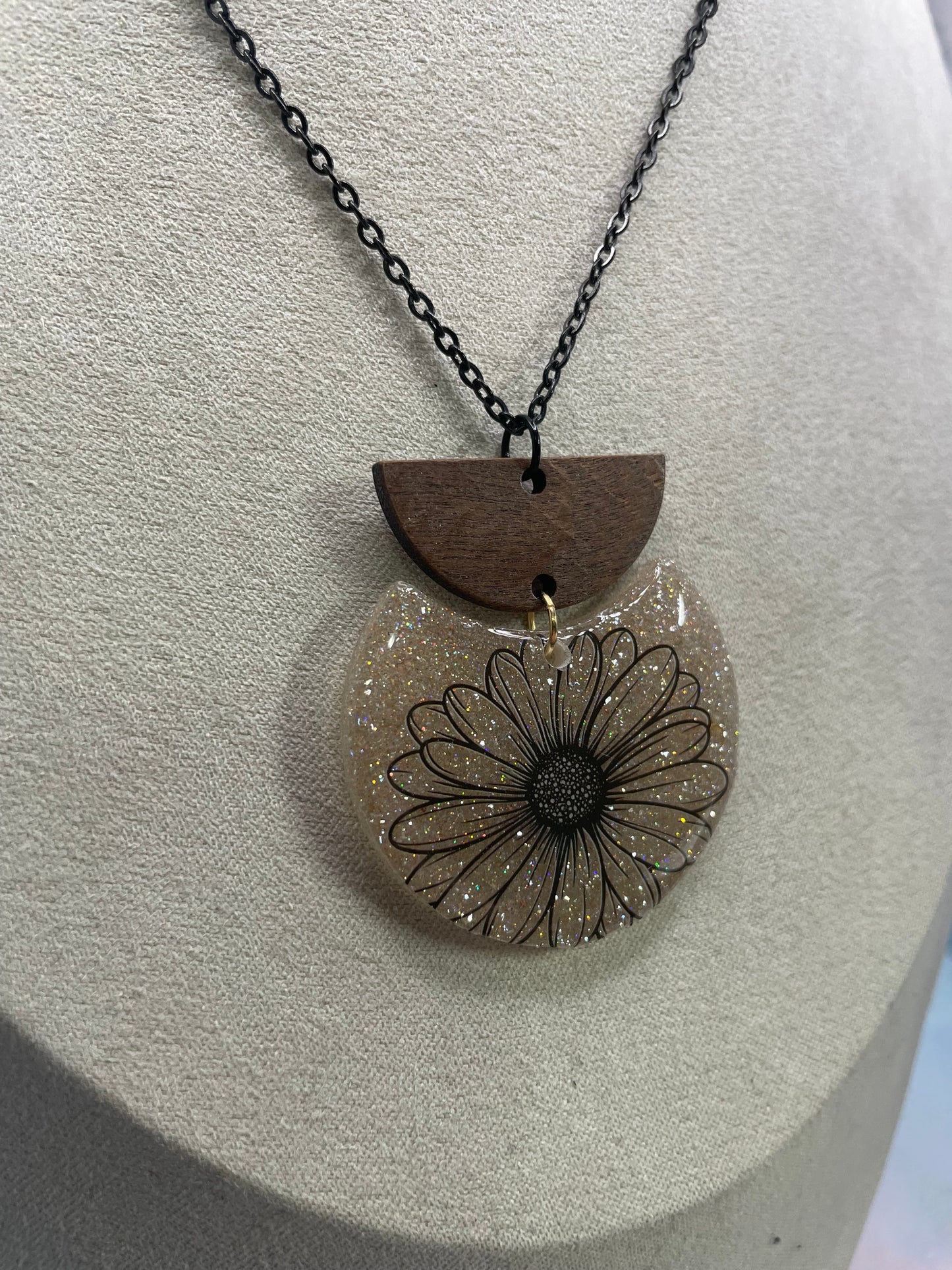 Collier floral brillant en résine et bois – Collier marguerite noire original