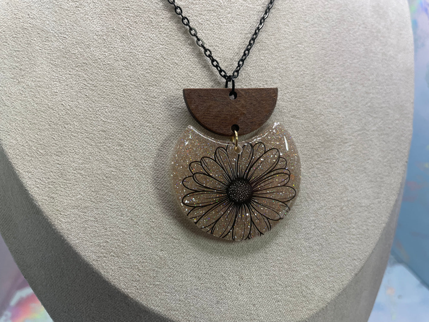Collier floral brillant en résine et bois – Collier marguerite noire original