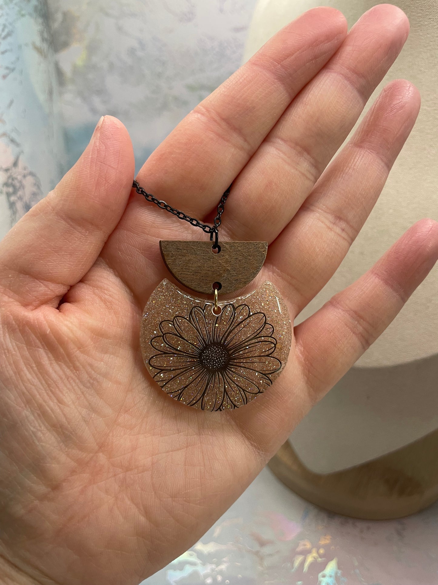 Collier floral brillant en résine et bois – Collier marguerite noire original