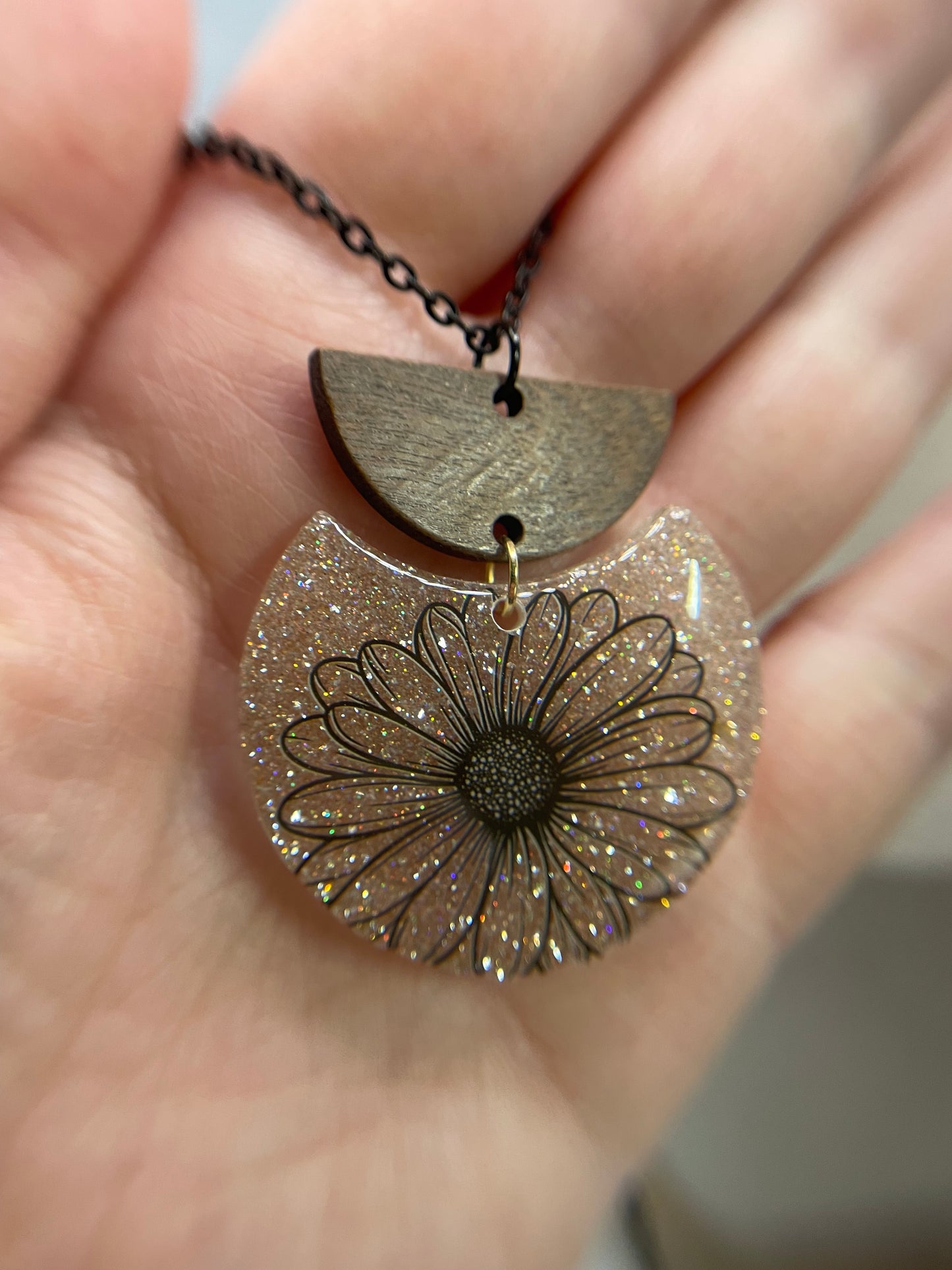 Collier floral brillant en résine et bois – Collier marguerite noire original