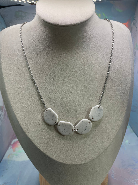 Collier bohème blanc en argile polymère – Collier minimaliste à formes organiques