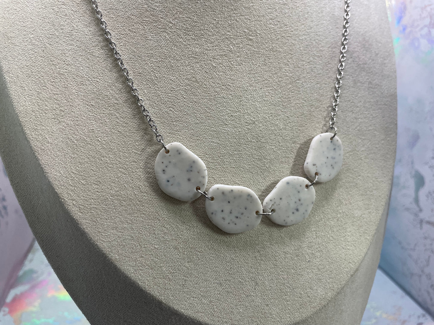 Collier bohème blanc en argile polymère – Collier minimaliste à formes organiques