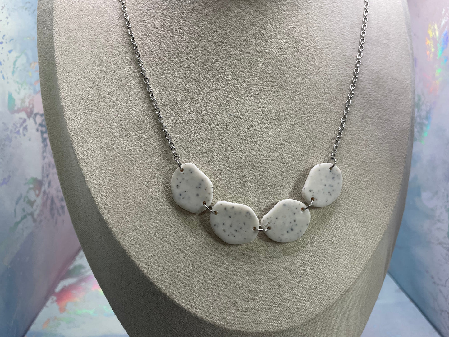Collier bohème blanc en argile polymère – Collier minimaliste à formes organiques