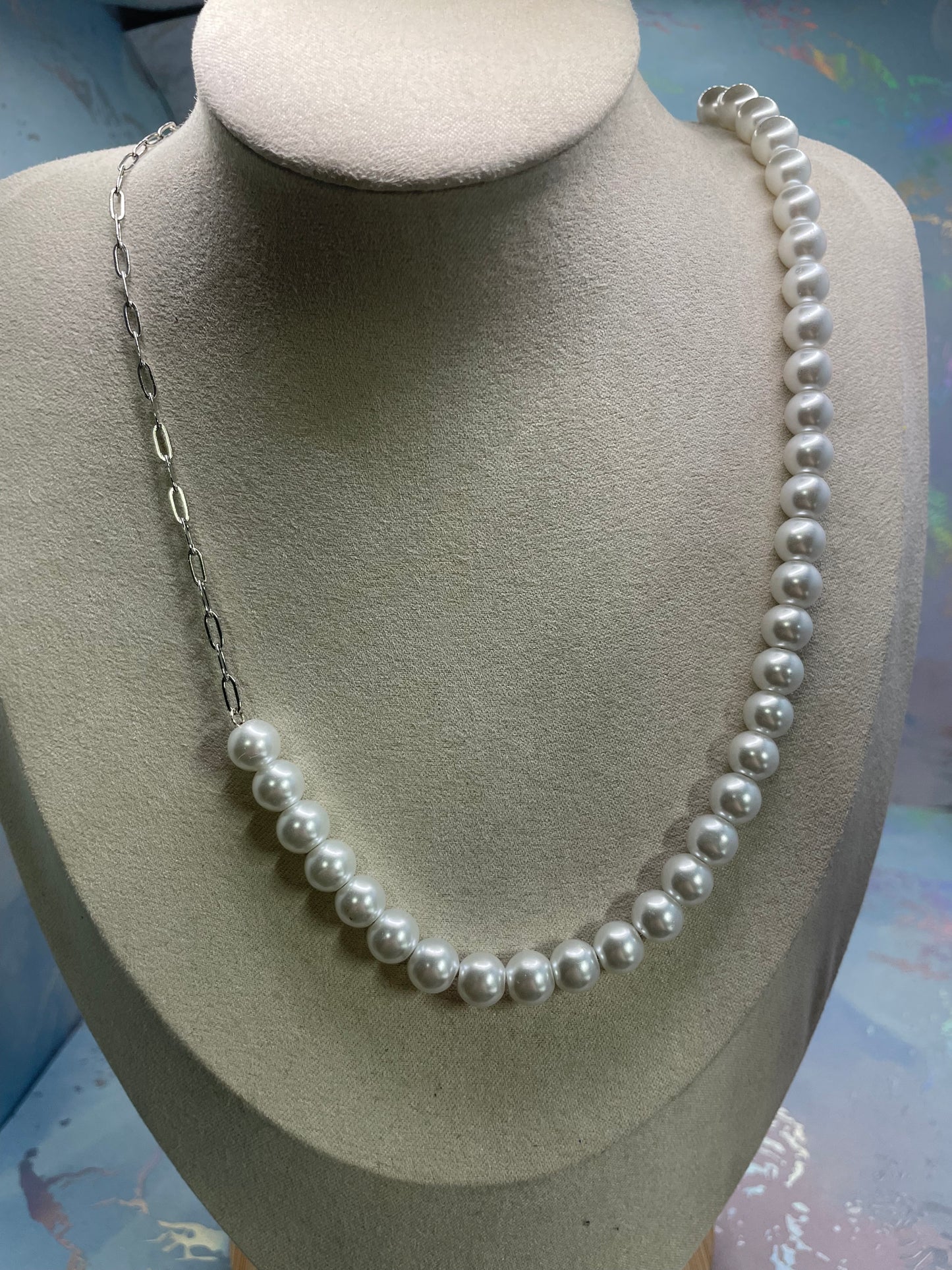 Collier moderne de perles – Collier statement en perles blanches avec chaîne trombone en acier inoxydable