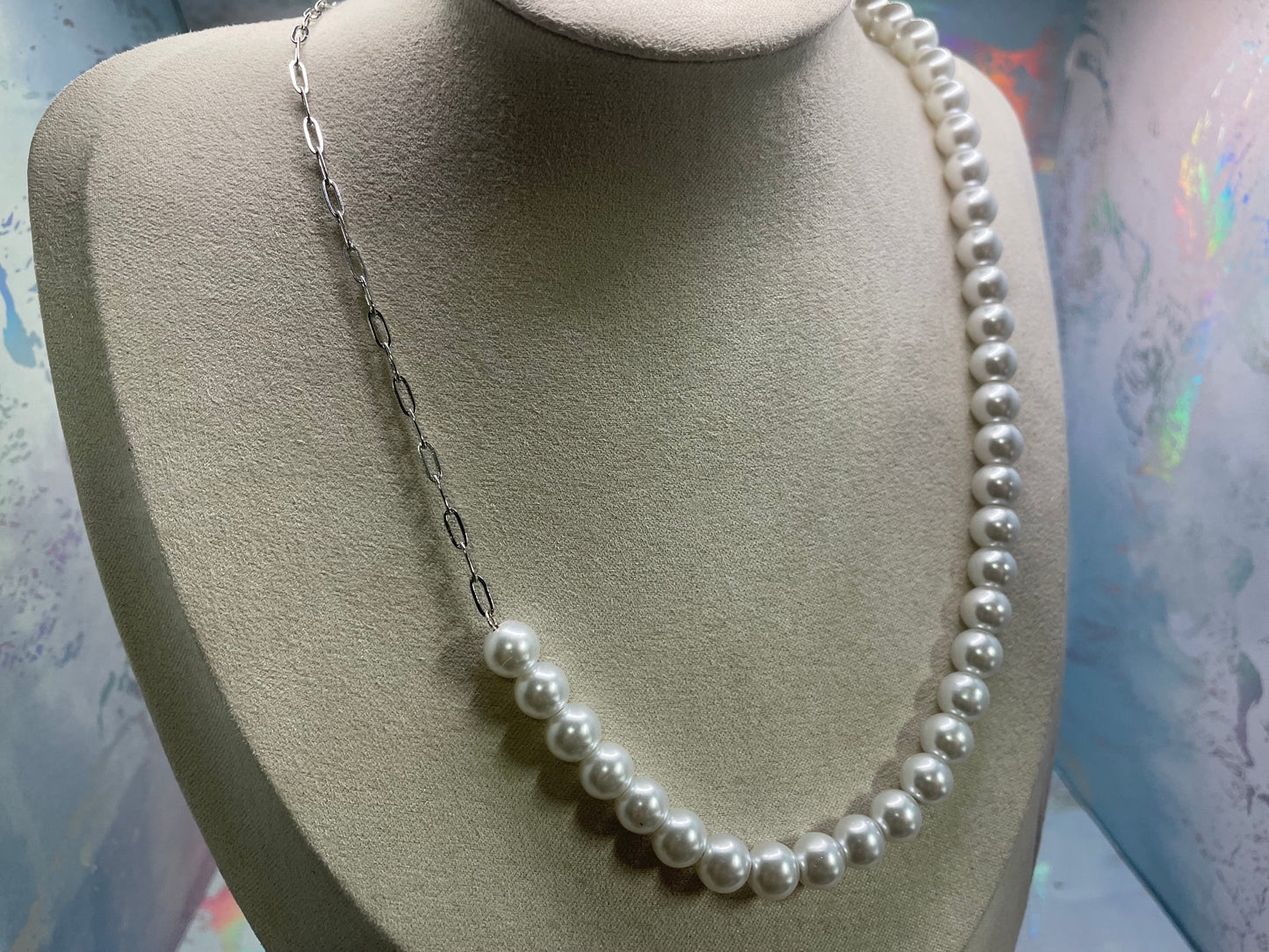 Collier moderne de perles – Collier statement en perles blanches avec chaîne trombone en acier inoxydable