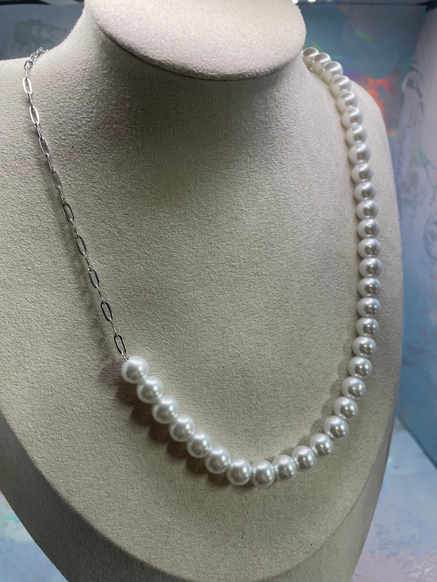 Collier moderne de perles – Collier statement en perles blanches avec chaîne trombone en acier inoxydable