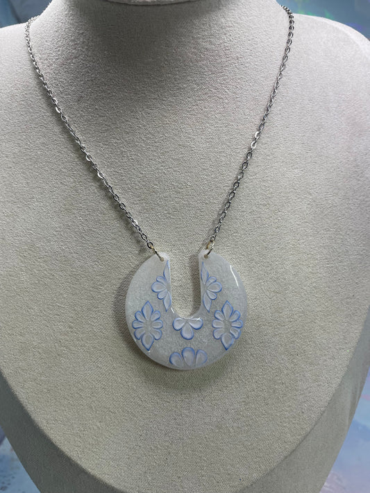 Collier croissant floral bleu et blanc – Collier pendentif en résine | Bijou floral élégant fait main