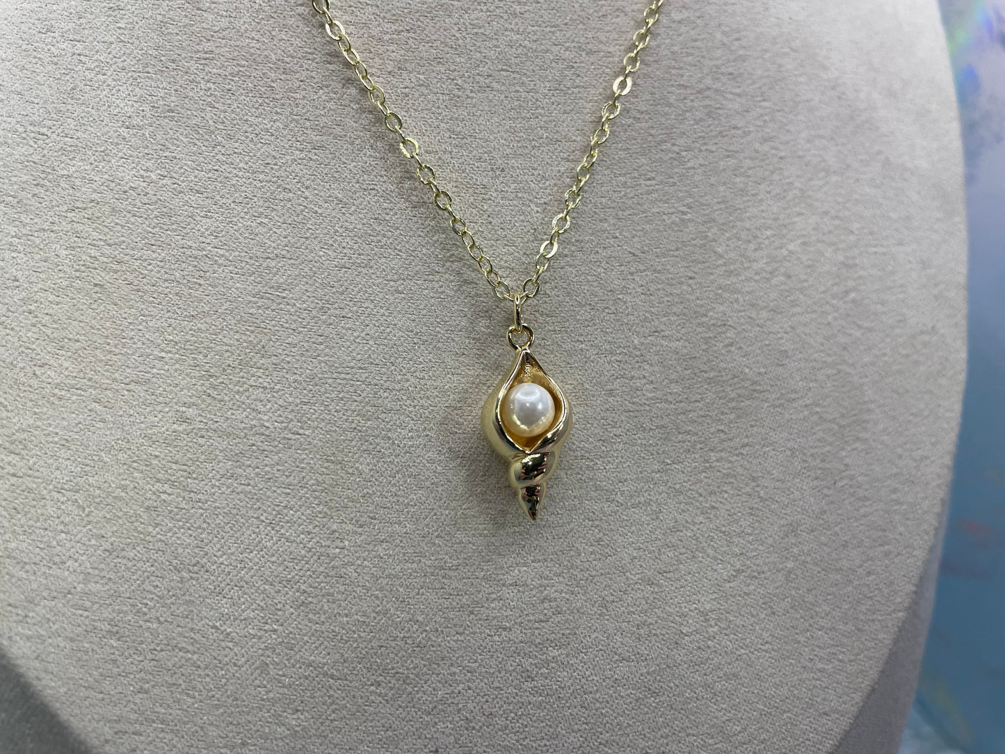 Gold Seashell Pearl Necklace – Elegant Coastal Necklace