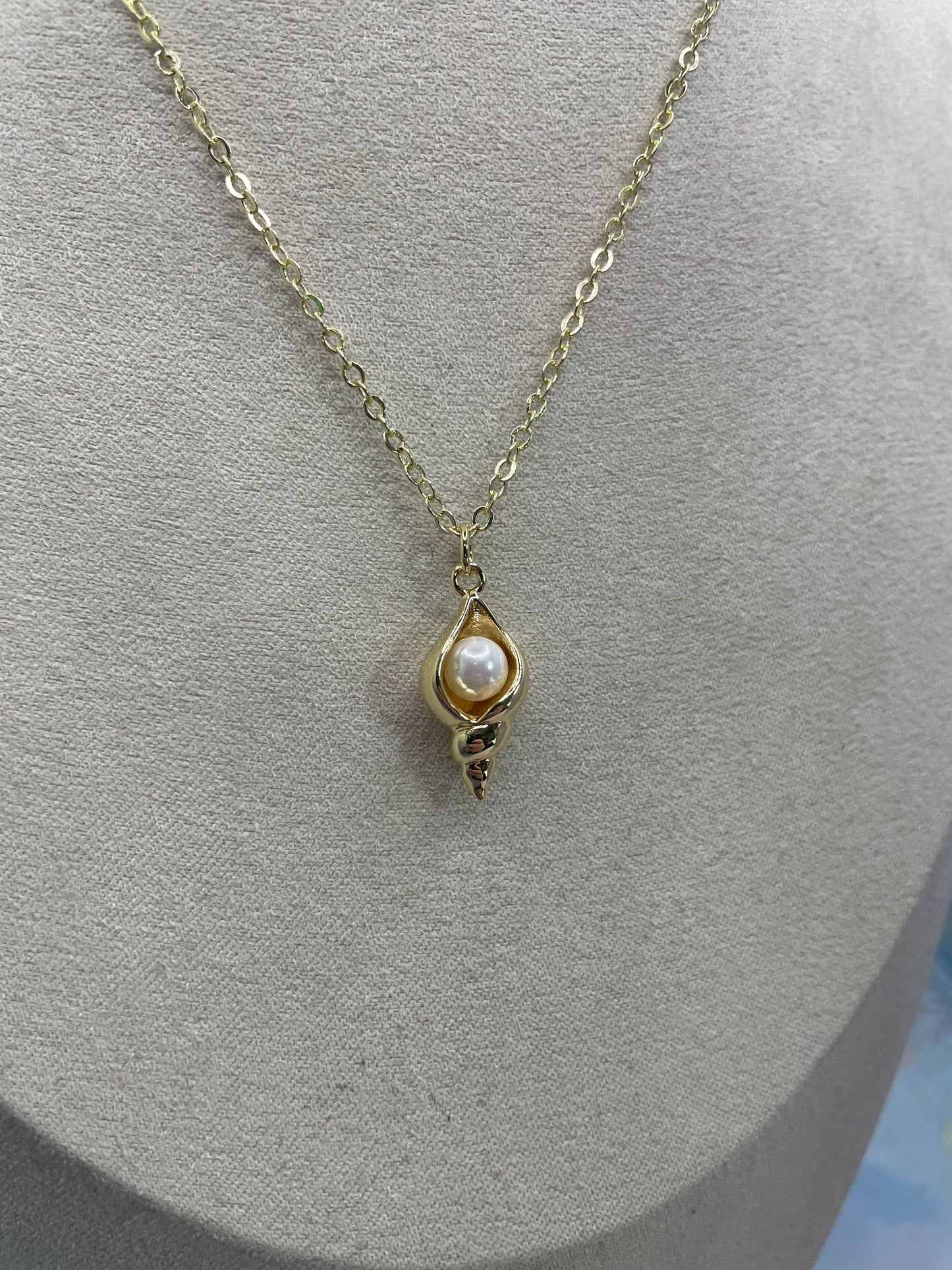 Gold Seashell Pearl Necklace – Elegant Coastal Necklace