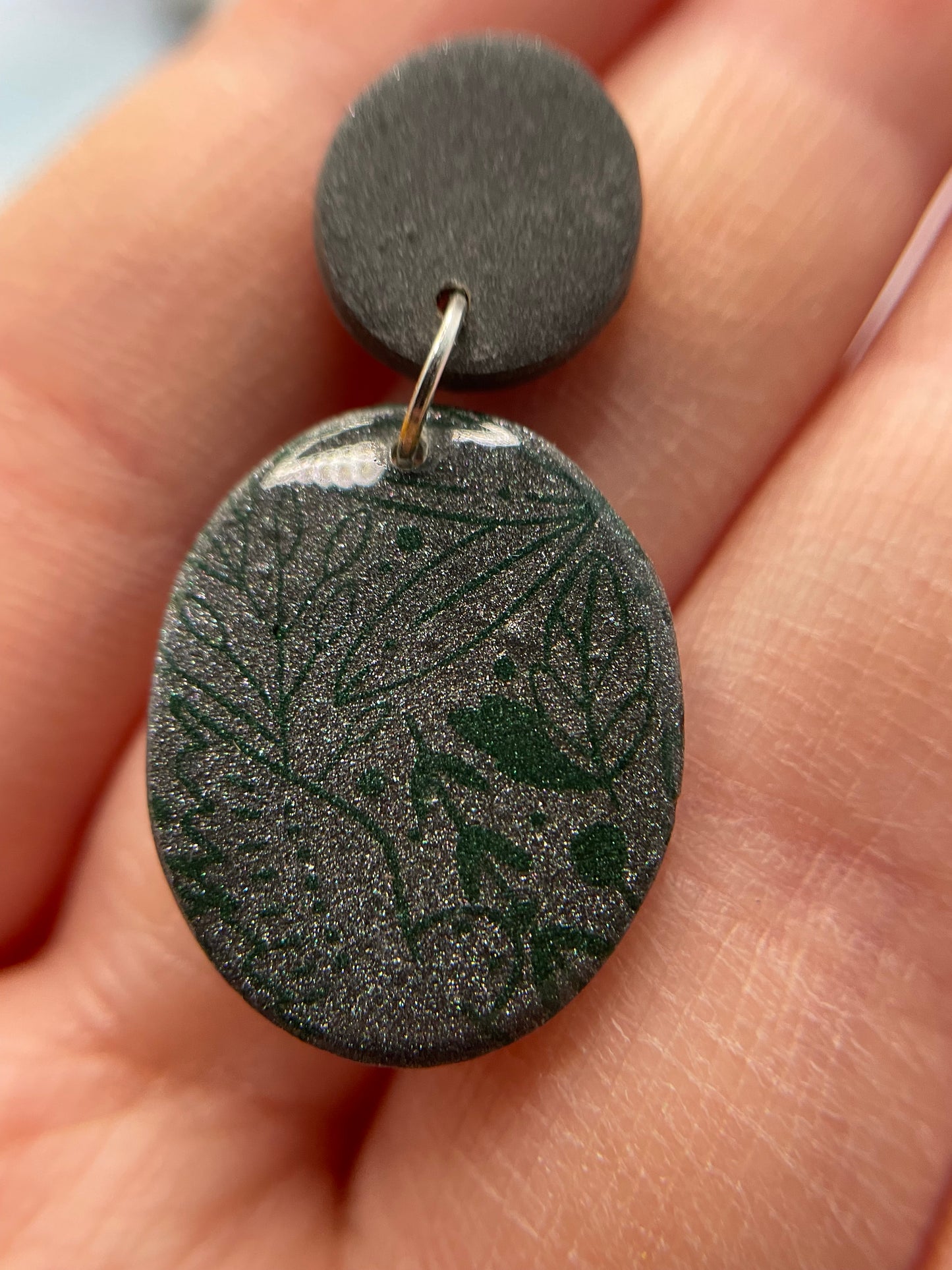 Boucles d'oreilles ovales foliage vert sur argile grise - Sans nickel