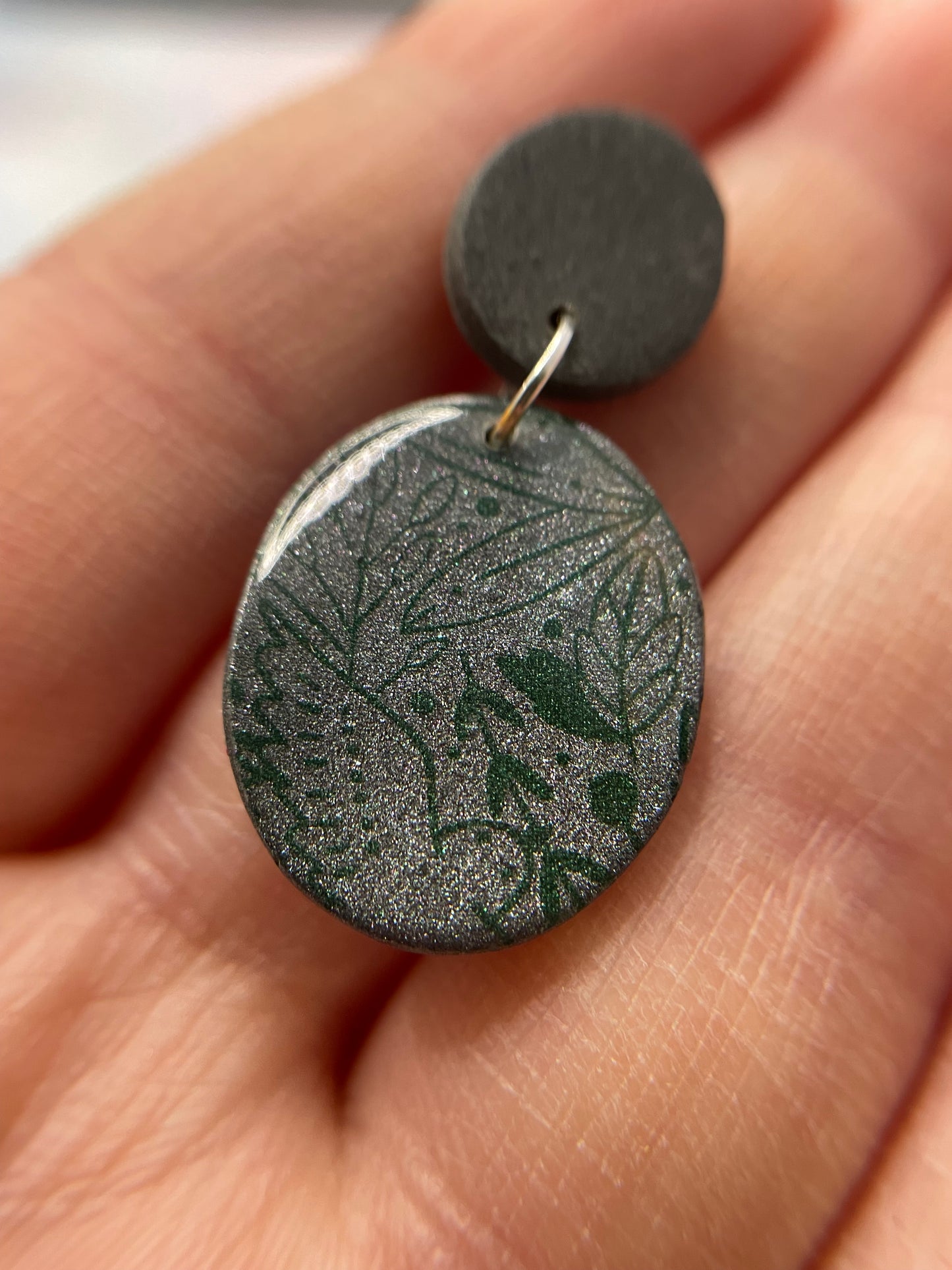Boucles d'oreilles ovales foliage vert sur argile grise - Sans nickel