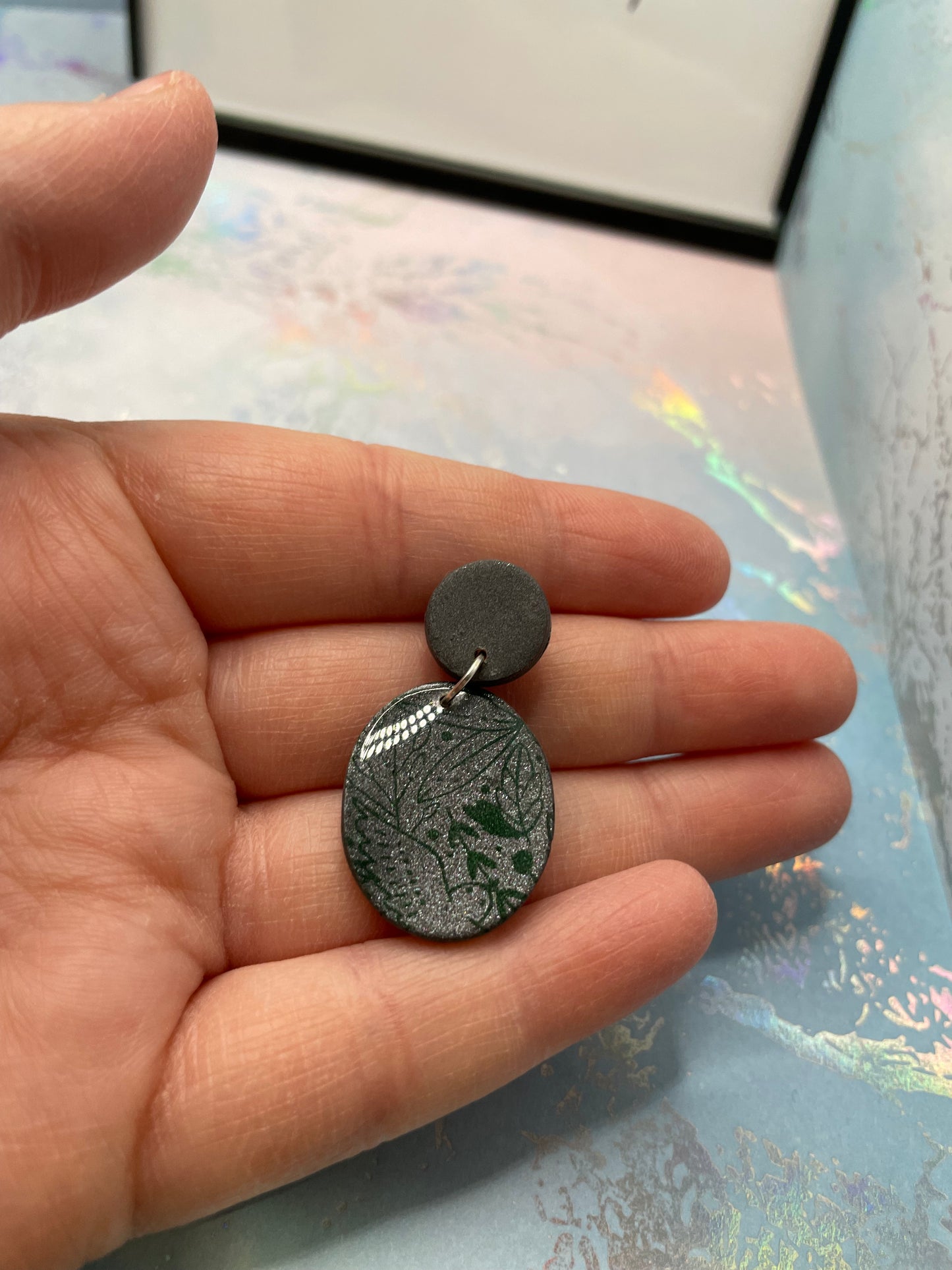 Boucles d'oreilles ovales foliage vert sur argile grise - Sans nickel