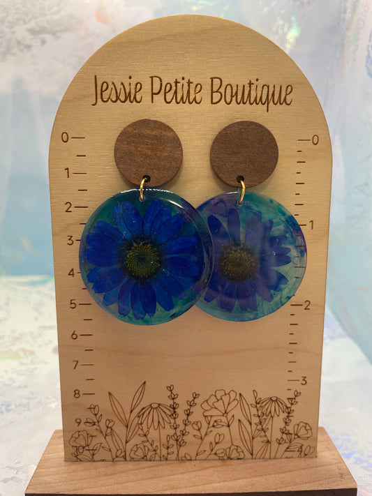Boucles d’oreilles rondes en résine avec marguerite bleue séchée