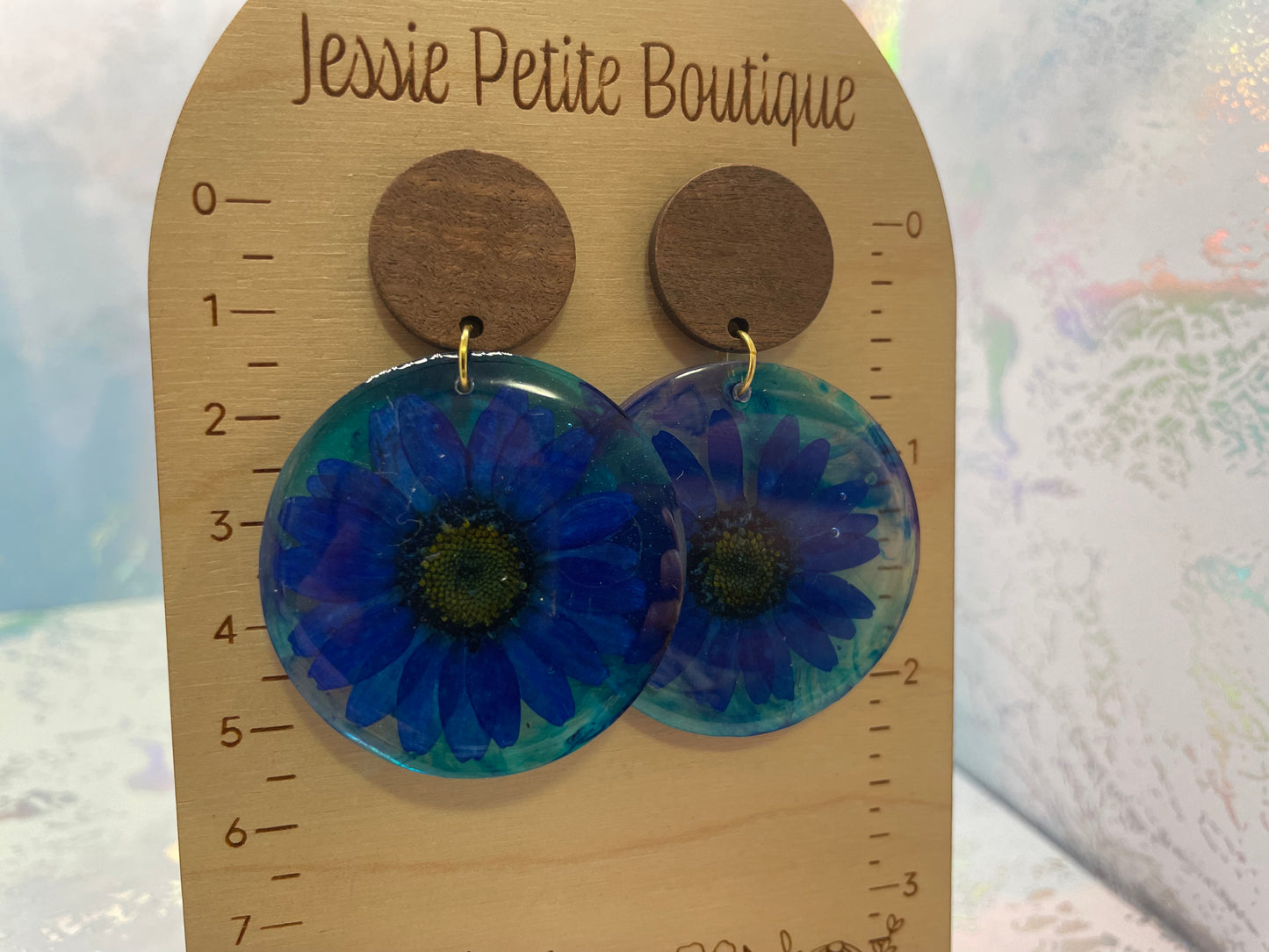 Boucles d’oreilles rondes en résine avec marguerite bleue séchée