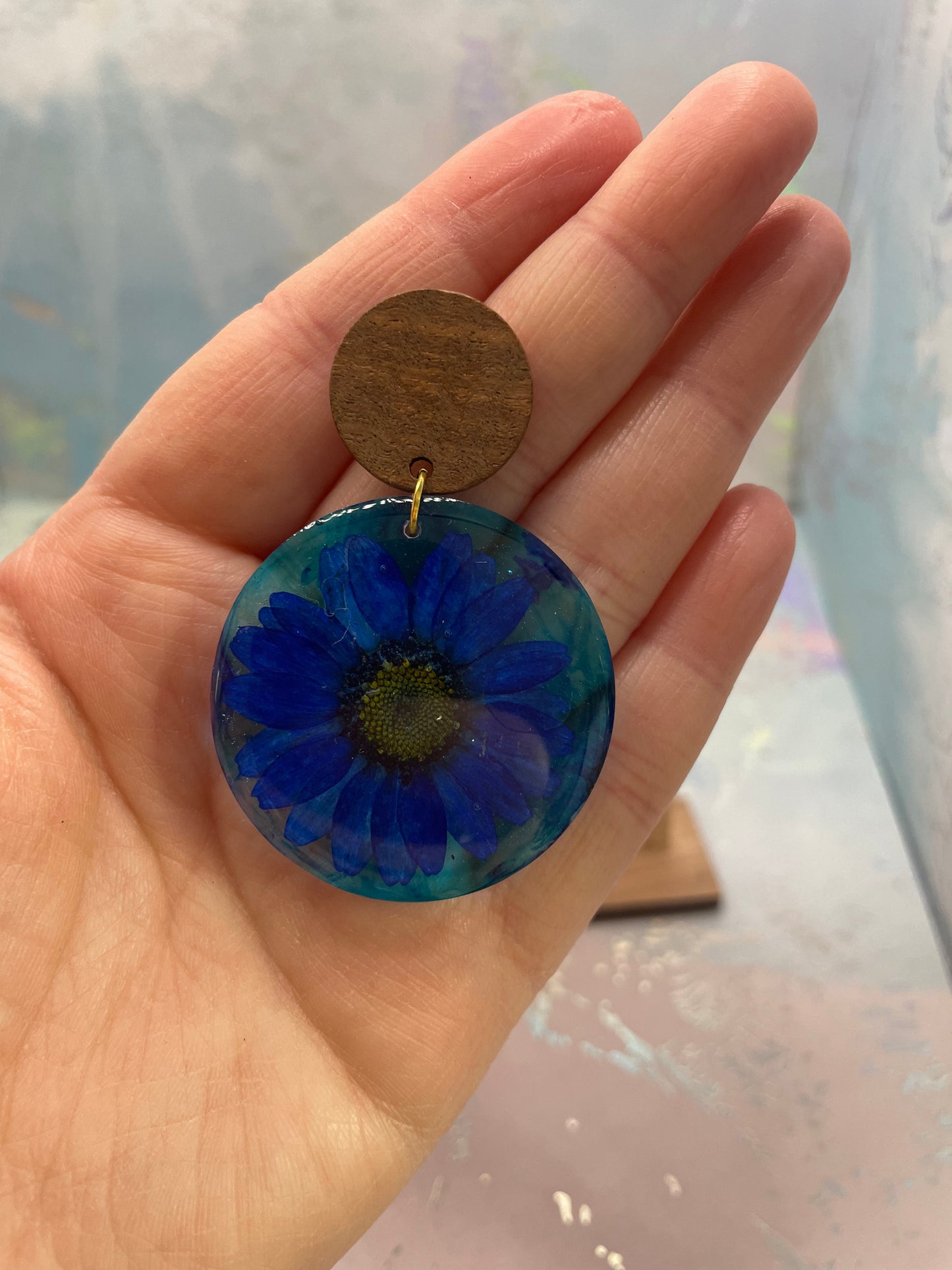 Boucles d’oreilles rondes en résine avec marguerite bleue séchée